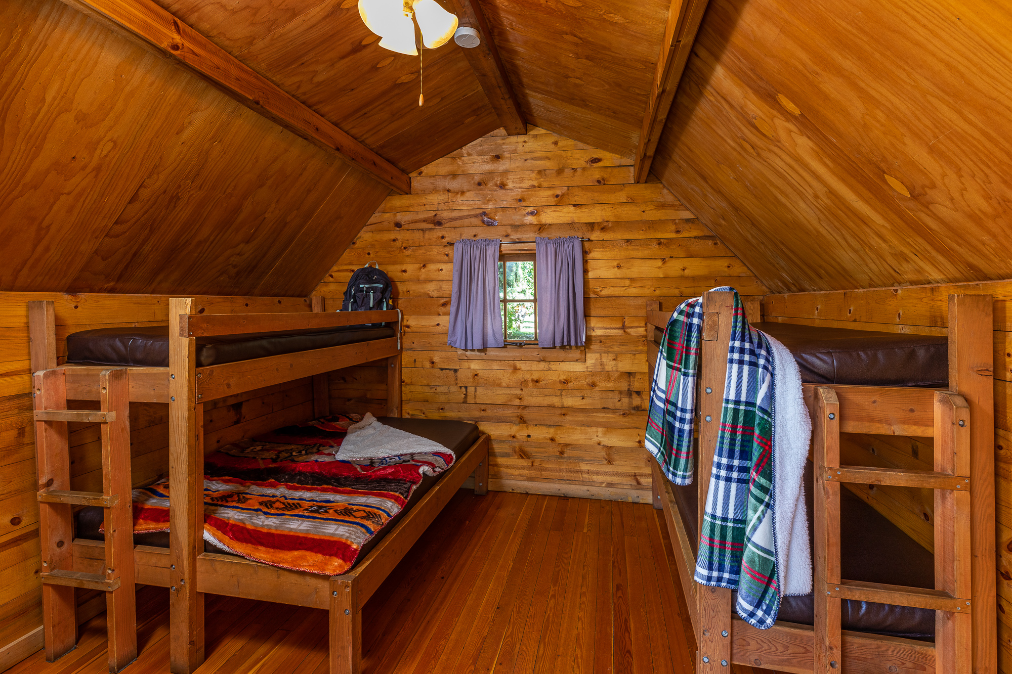 Cabin Sleeps 5 / Camping Cabin 1 Room