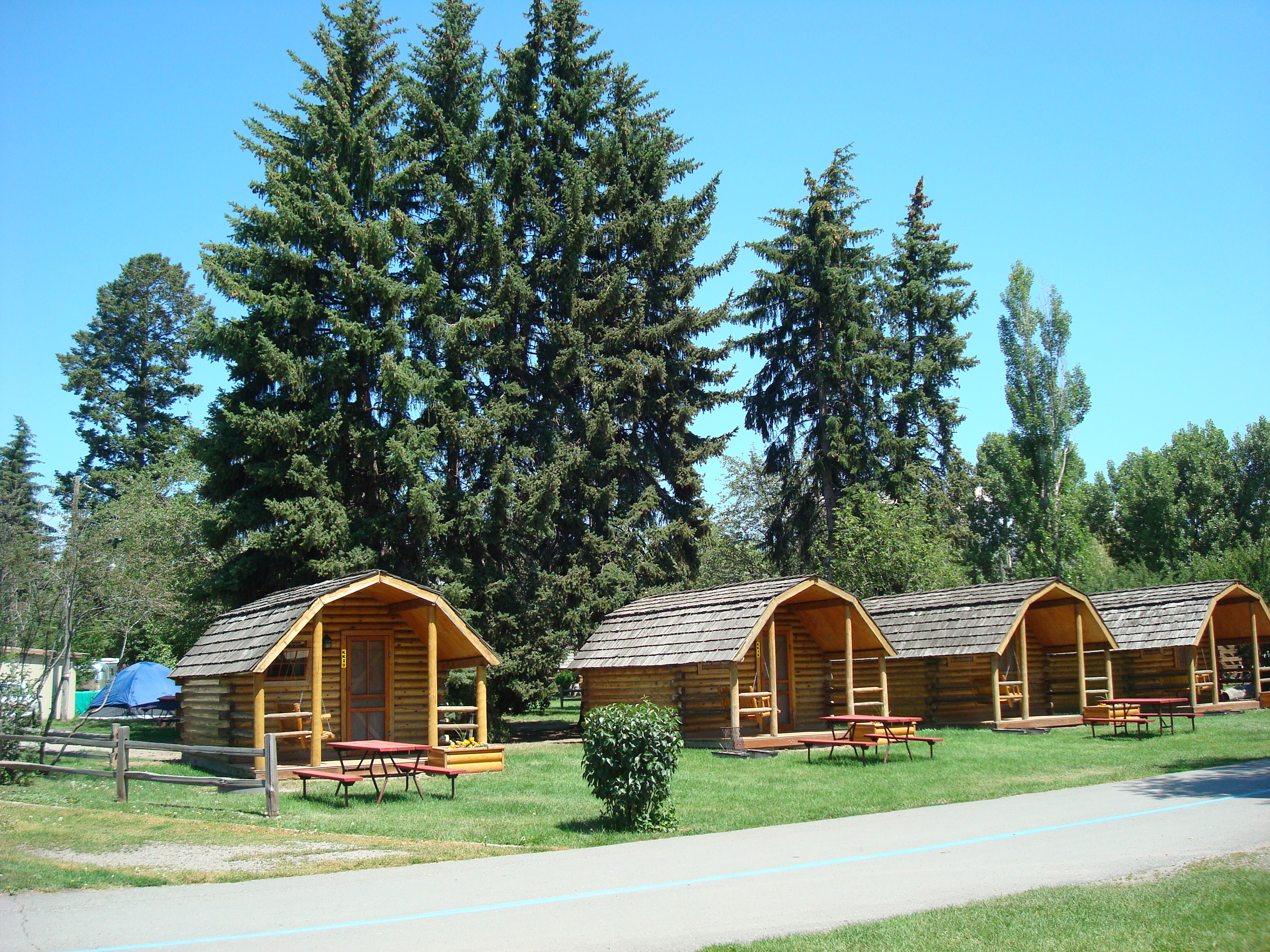Cabin Sleeps 4 / 1 Room Camping Cabin
