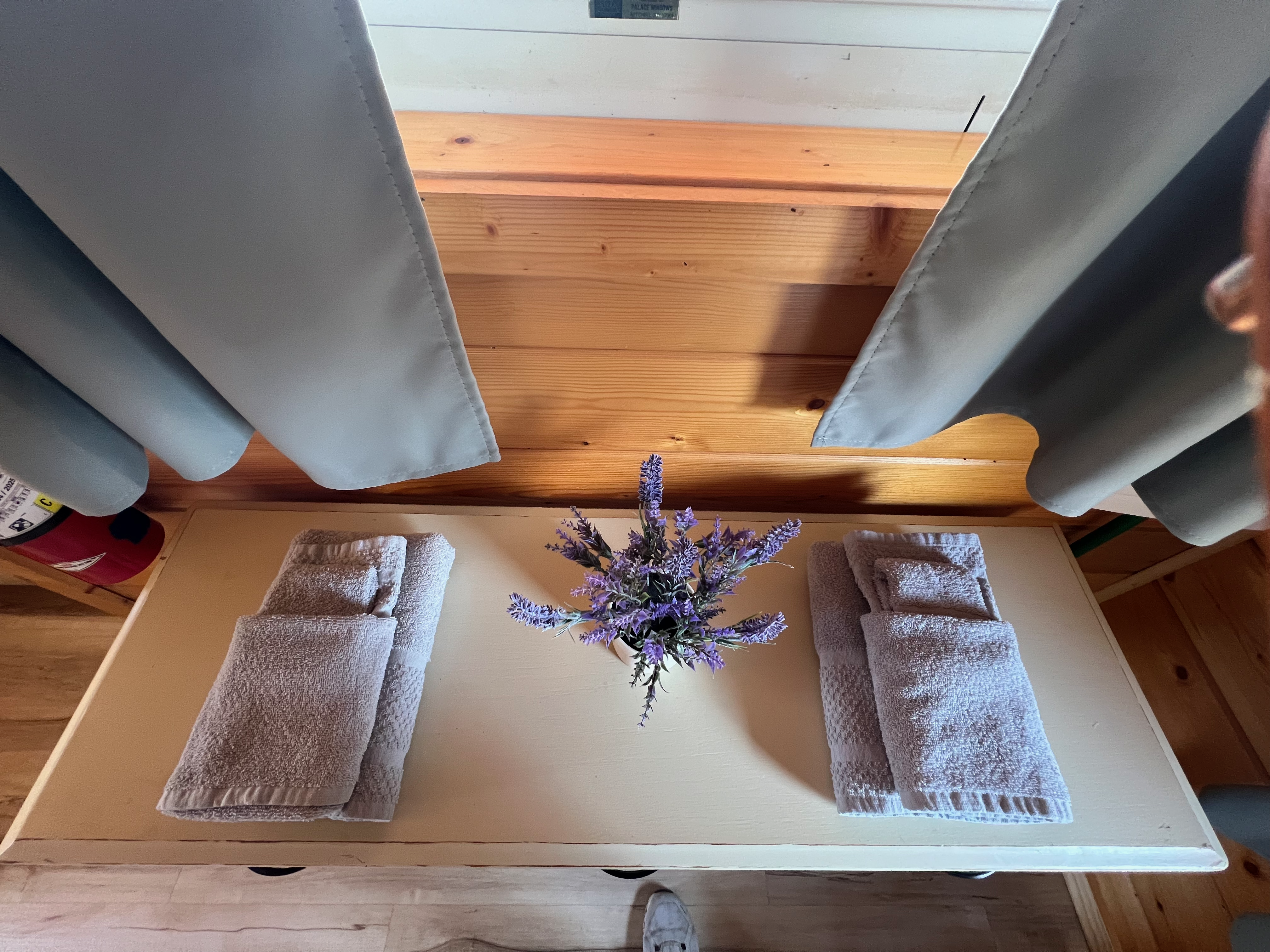 Kabin 3 Inside (Linens Included)