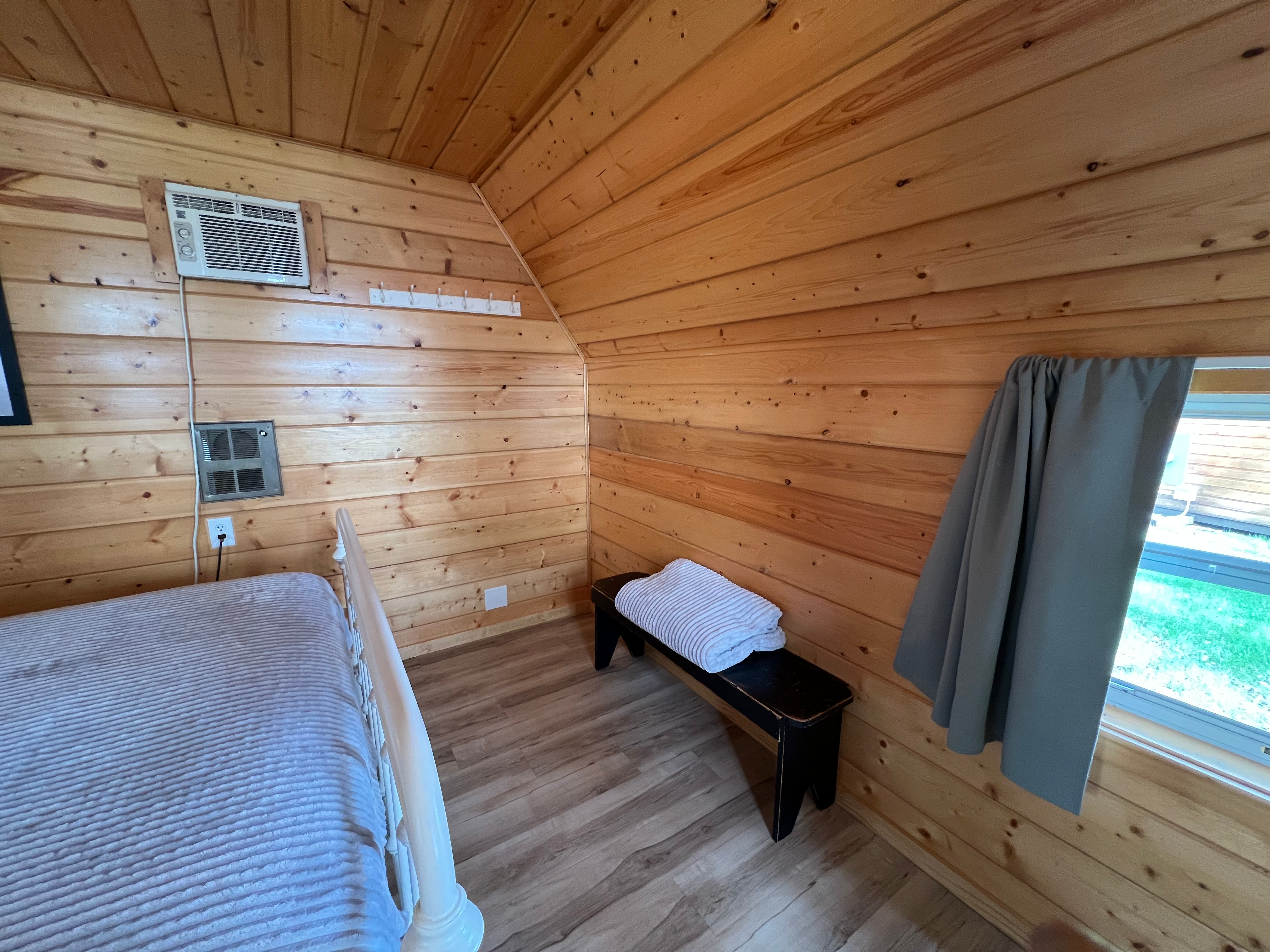 Kabin 3 Inside (Linens Included)