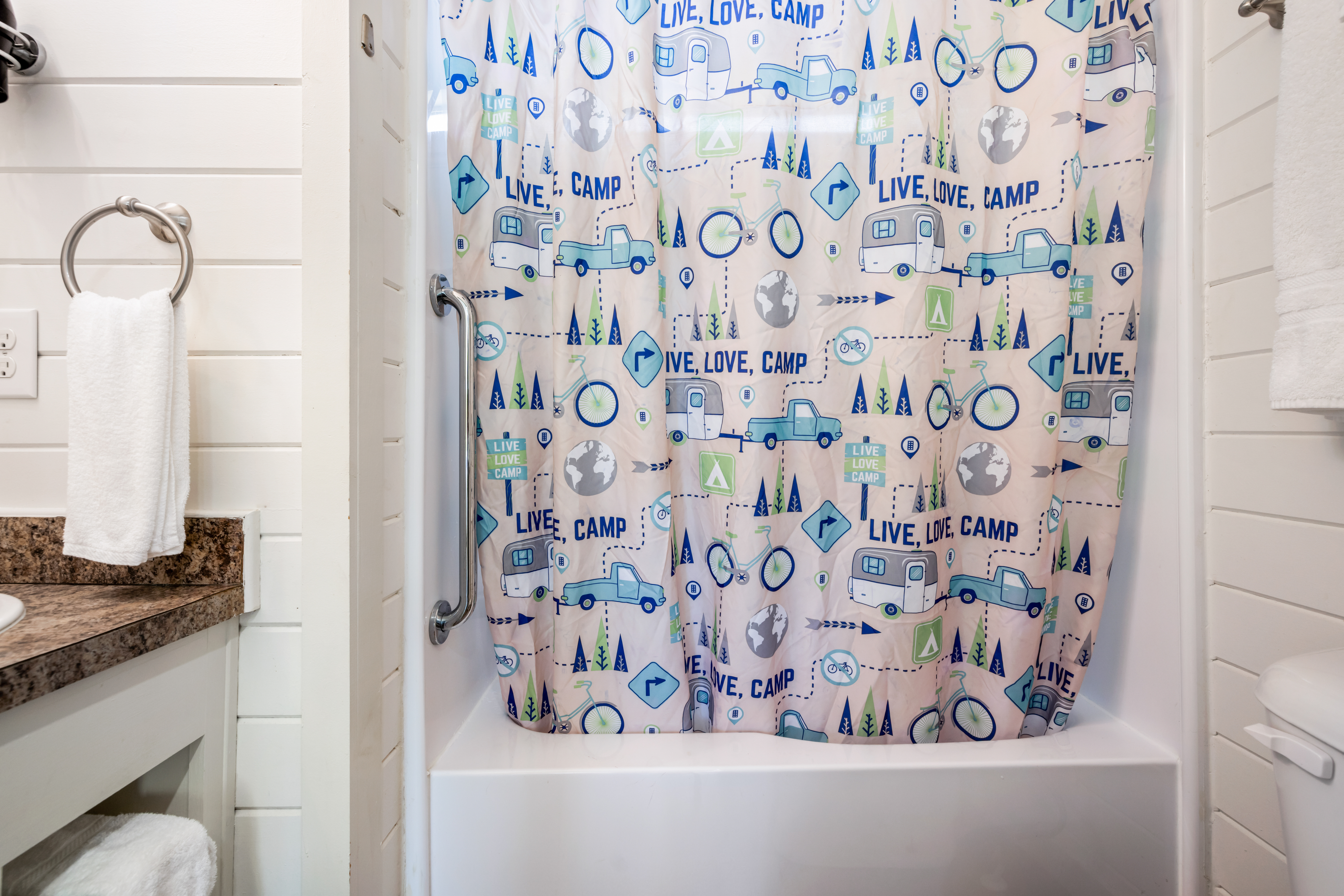 Deluxe Cabin K22 bathroom