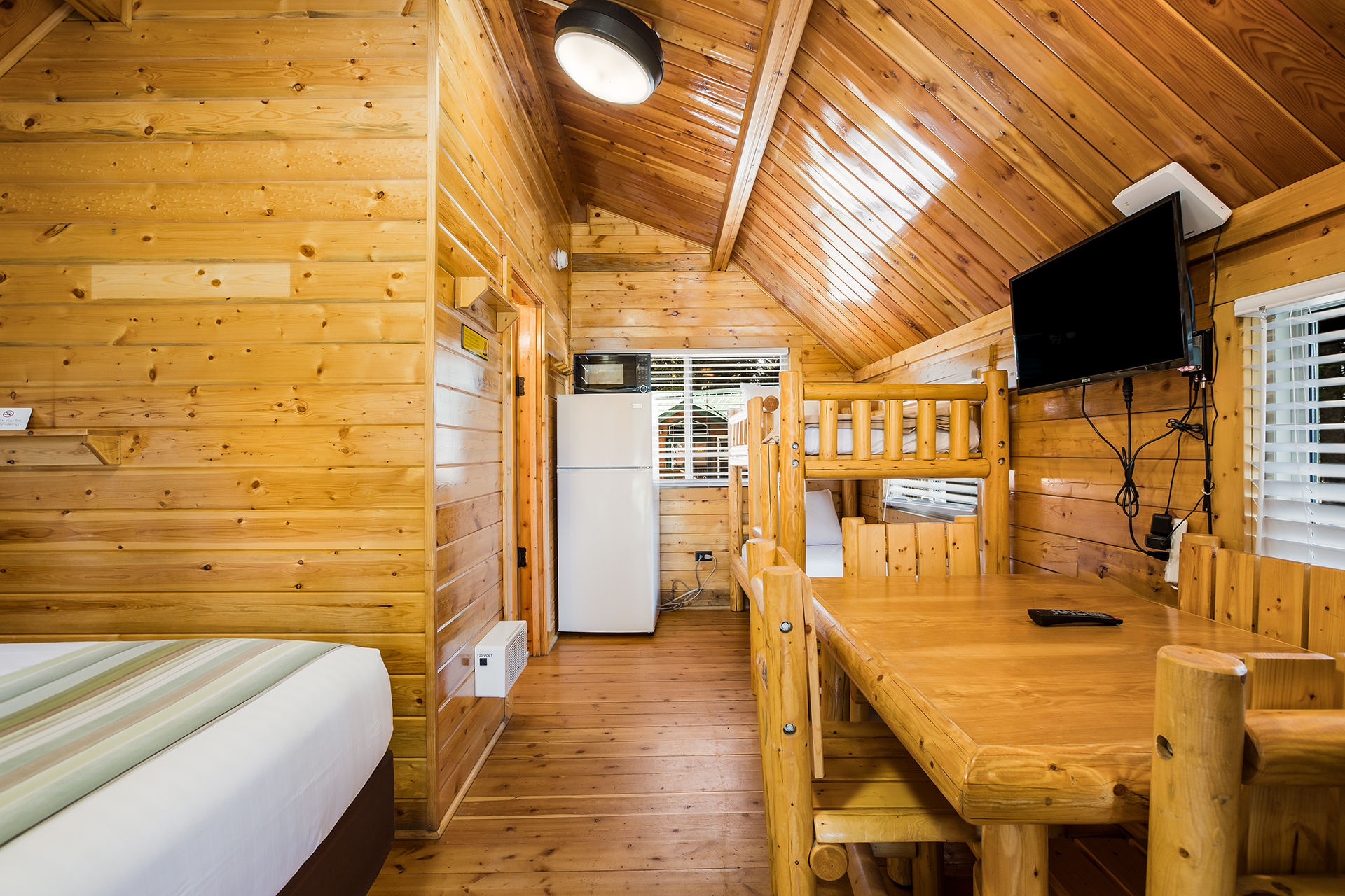 DC303 - Deluxe Cabin, 1 Bedroom (Full Bath with Shower) – Sleeps 4