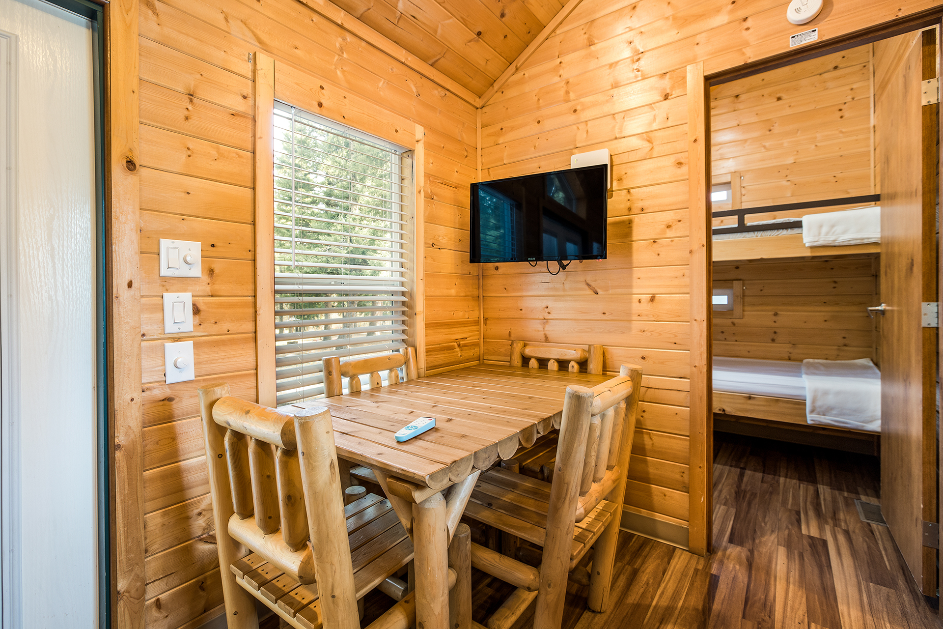 DC306 - Deluxe Cabin, 2 Bedroom (Full Bath with Shower) – Sleeps 6