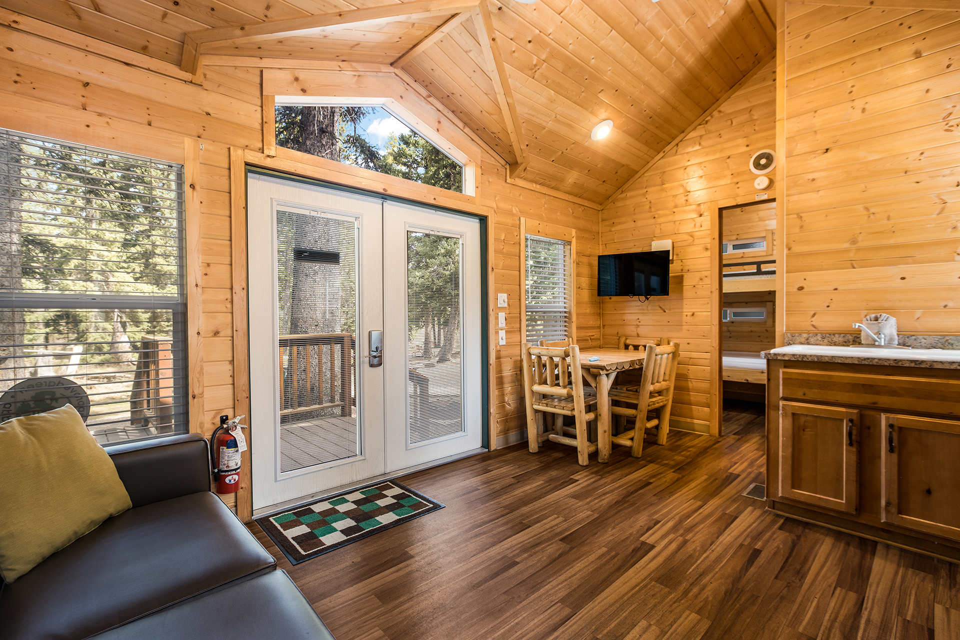 DC306 - Deluxe Cabin, 2 Bedroom (Full Bath with Shower) – Sleeps 6