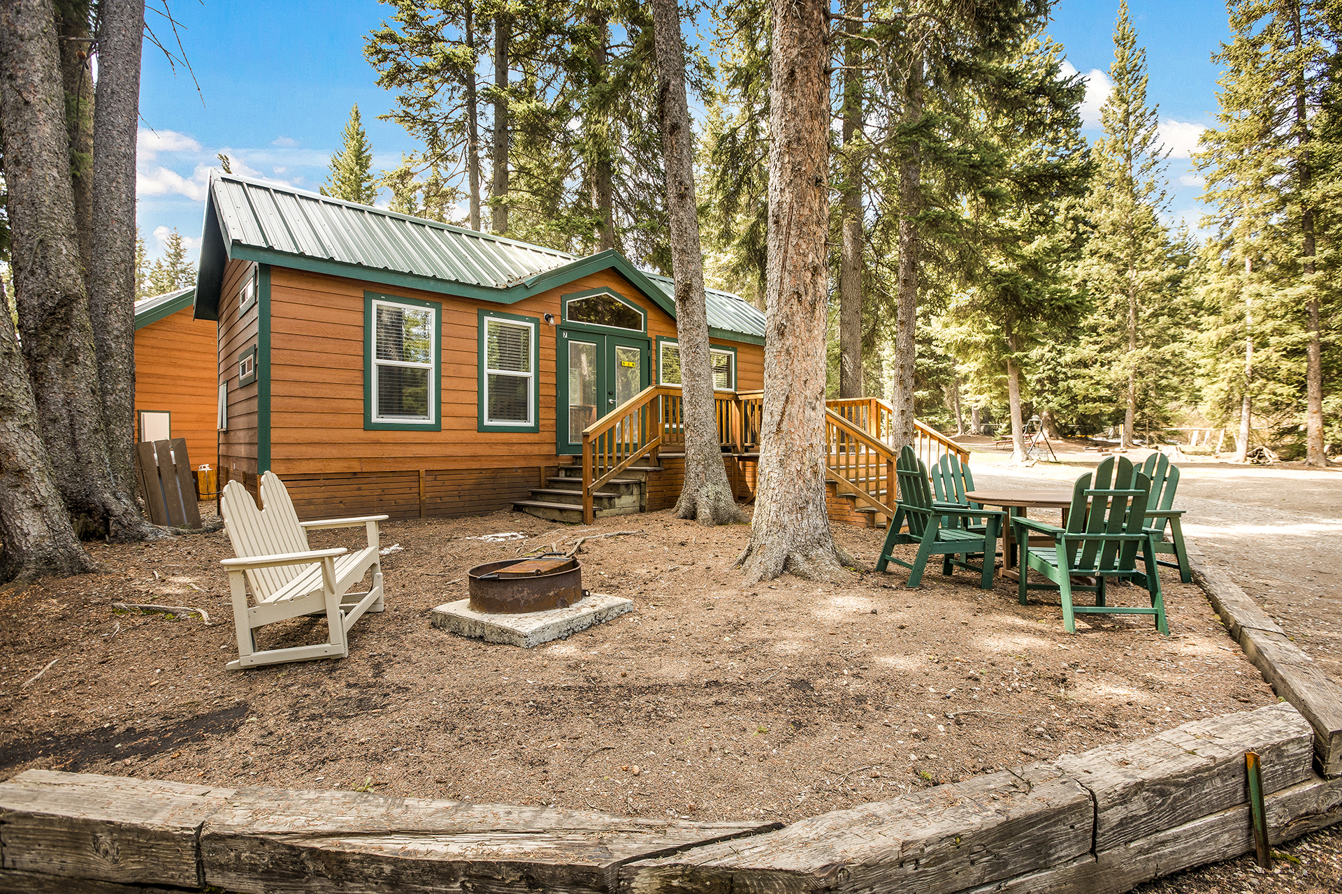 DC306 - Deluxe Cabin, 2 Bedroom (Full Bath with Shower) – Sleeps 6