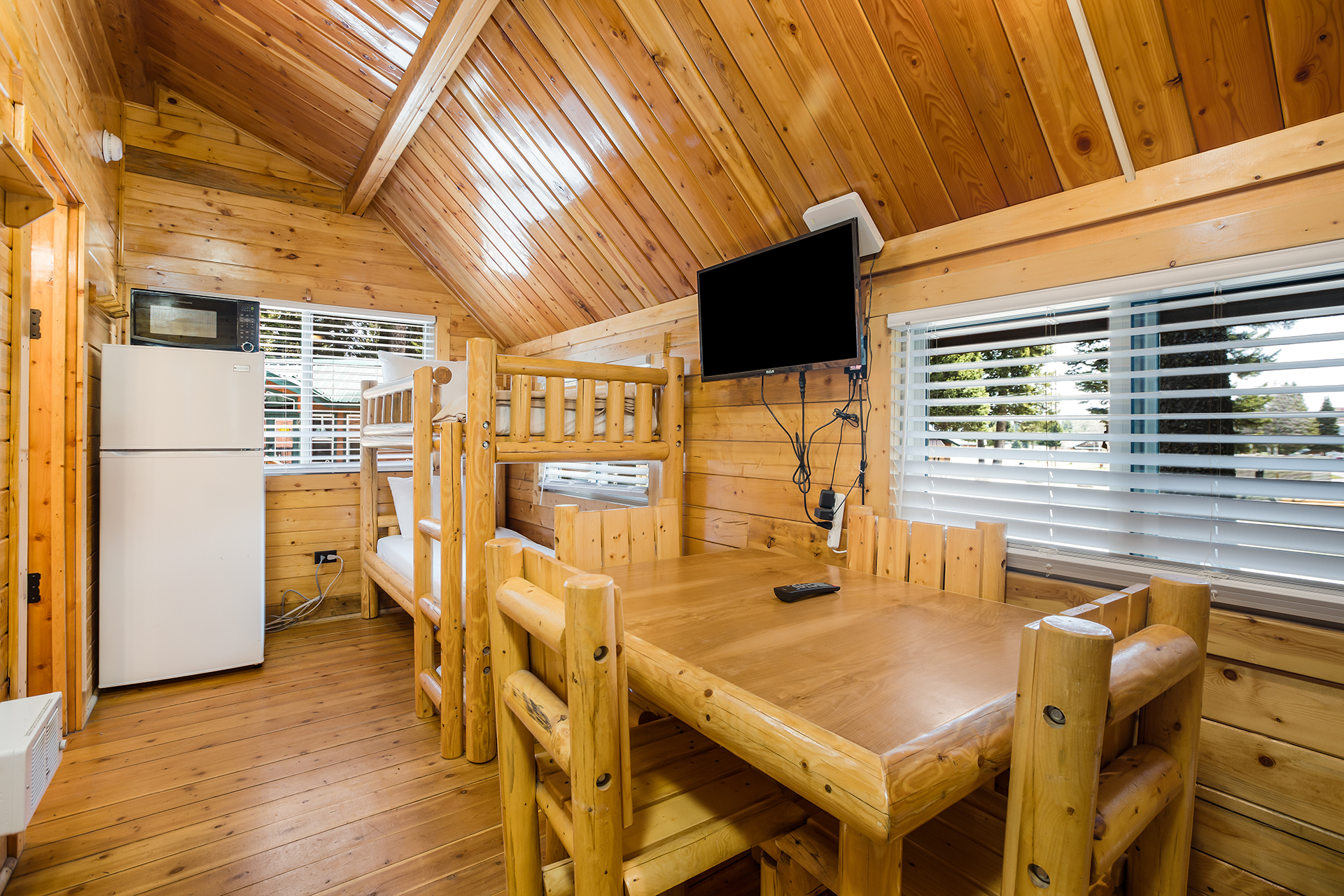 DC303 - Deluxe Cabin, 1 Bedroom (Full Bath with Shower) – Sleeps 4