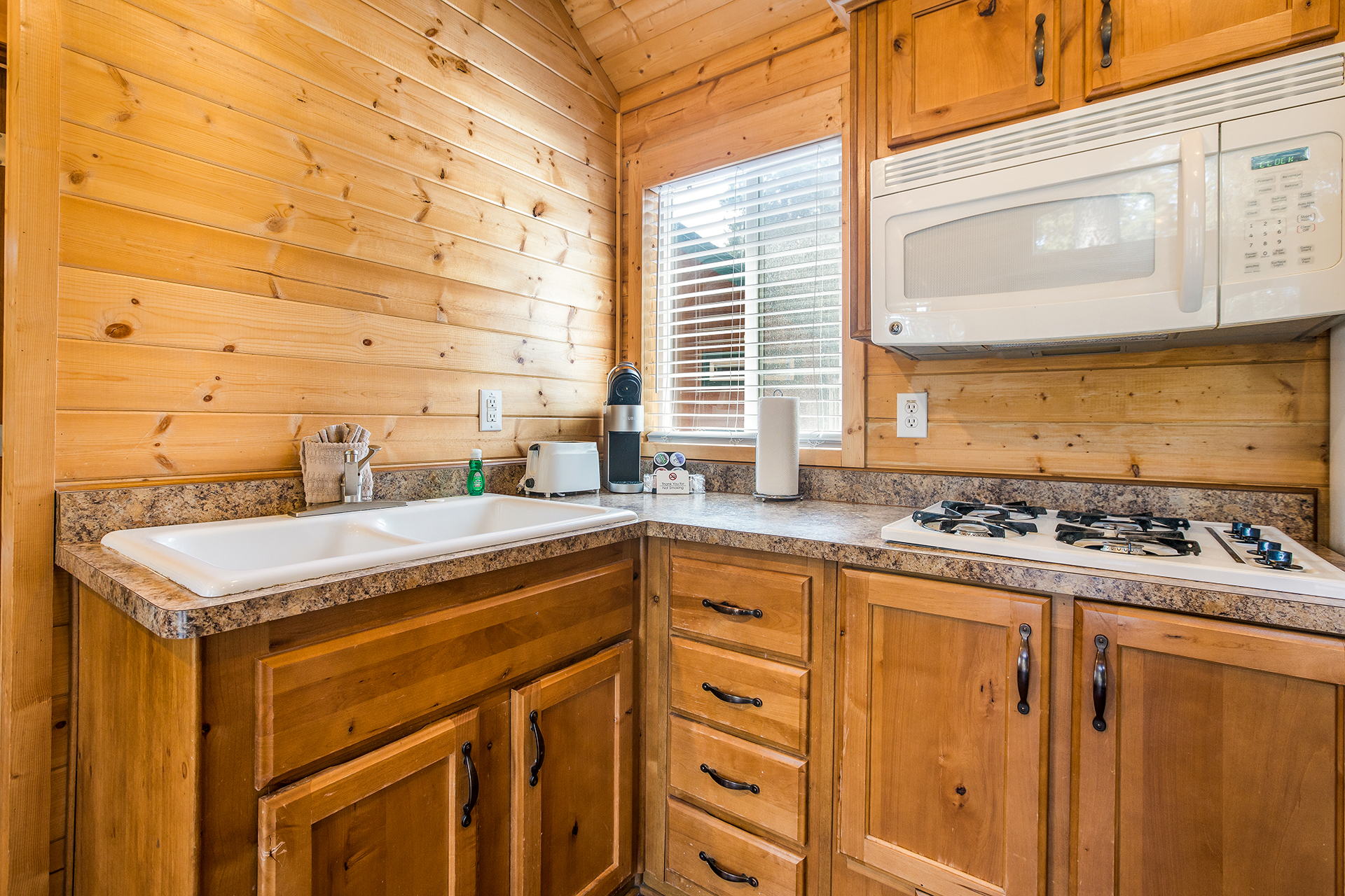 DC306 - Deluxe Cabin, 2 Bedroom (Full Bath with Shower) – Sleeps 6
