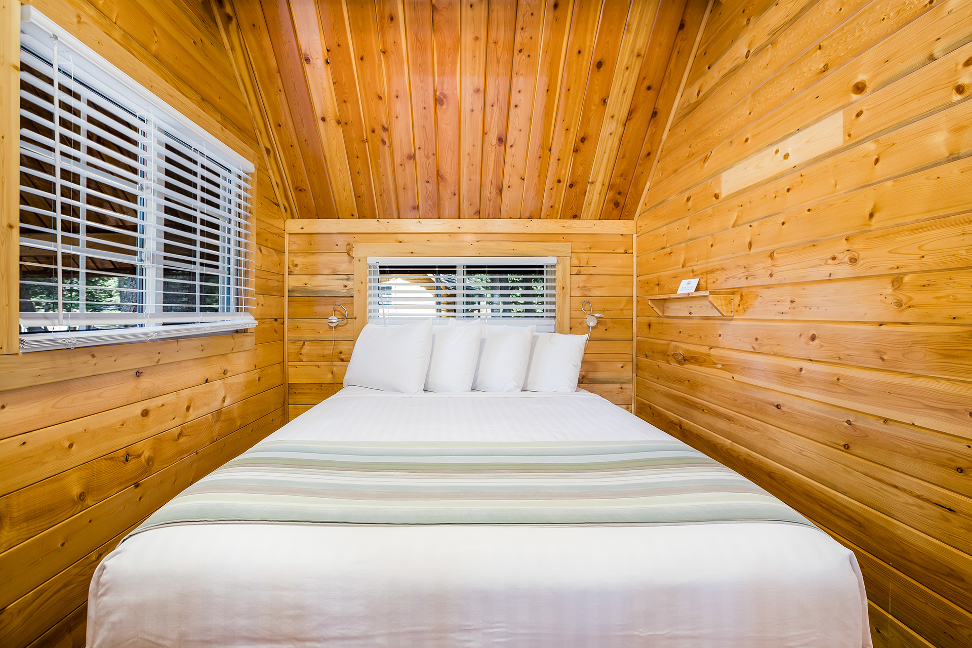 DC303 - Deluxe Cabin, 1 Bedroom (Full Bath with Shower) – Sleeps 4
