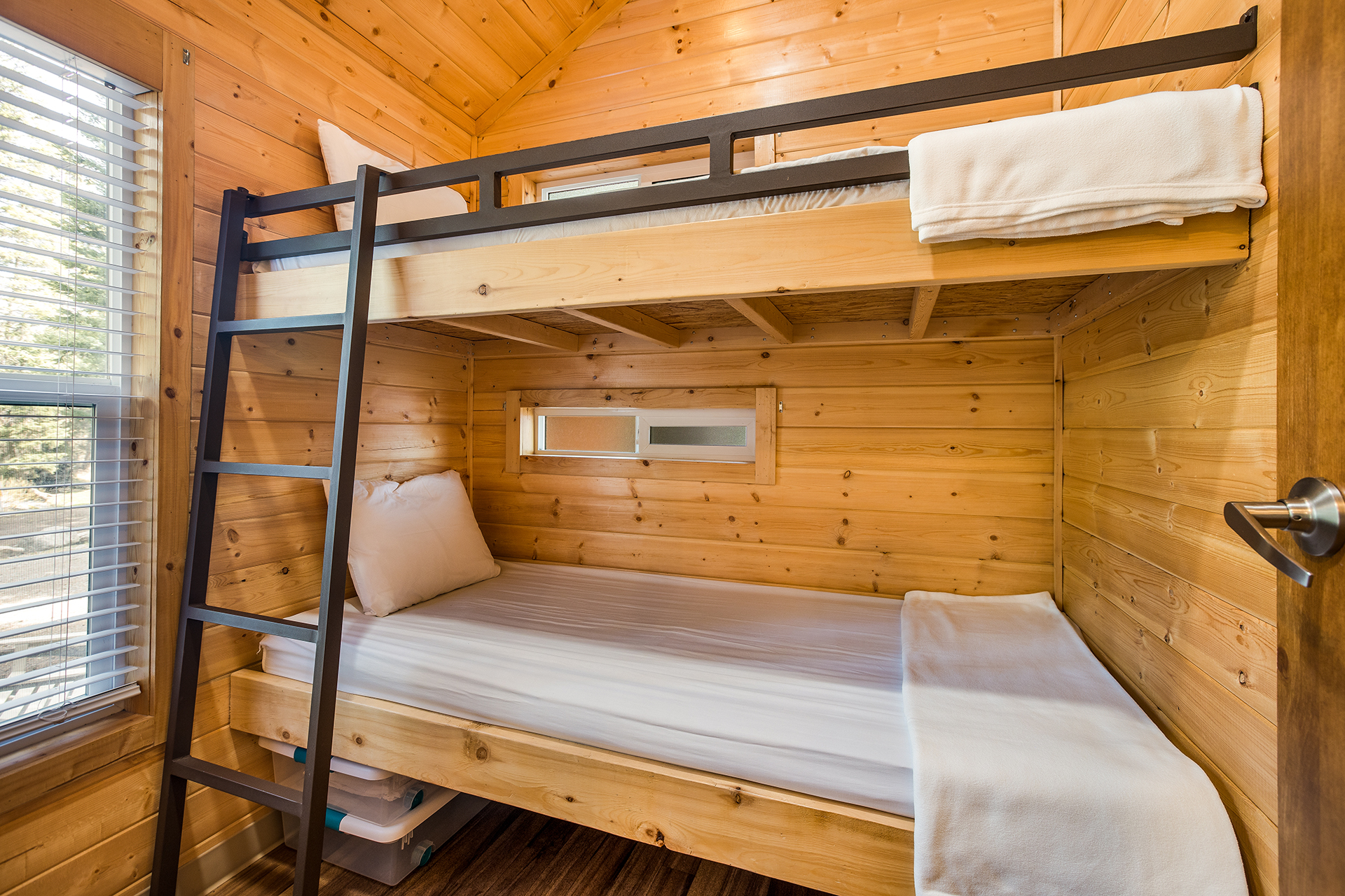 DC306 - Deluxe Cabin, 2 Bedroom (Full Bath with Shower) – Sleeps 6