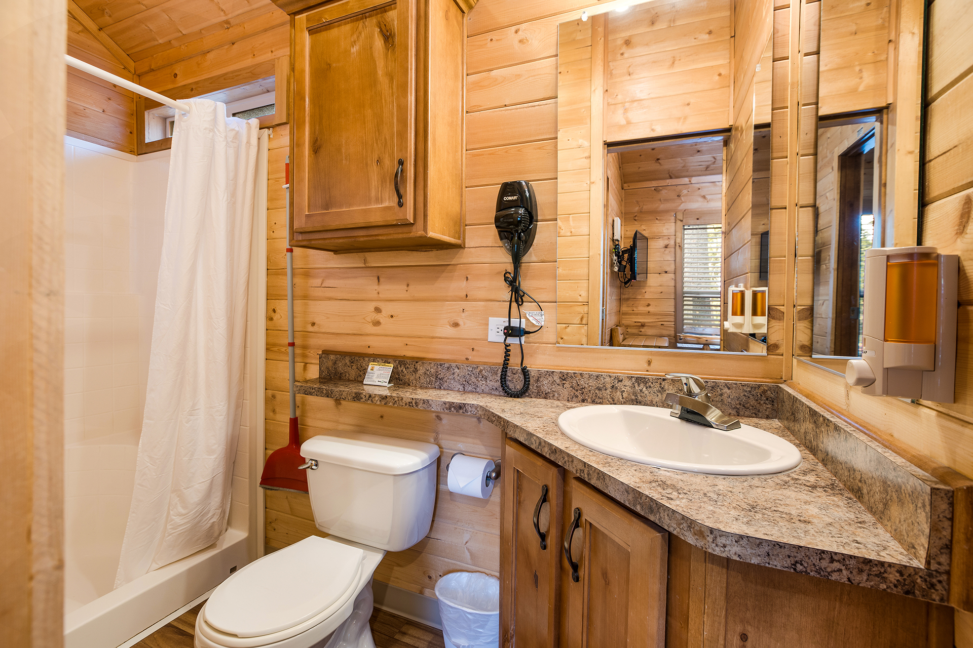 DC306 - Deluxe Cabin, 2 Bedroom (Full Bath with Shower) – Sleeps 6