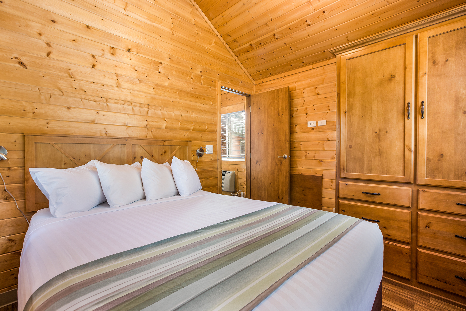 DC306 - Deluxe Cabin, 2 Bedroom (Full Bath with Shower) – Sleeps 6