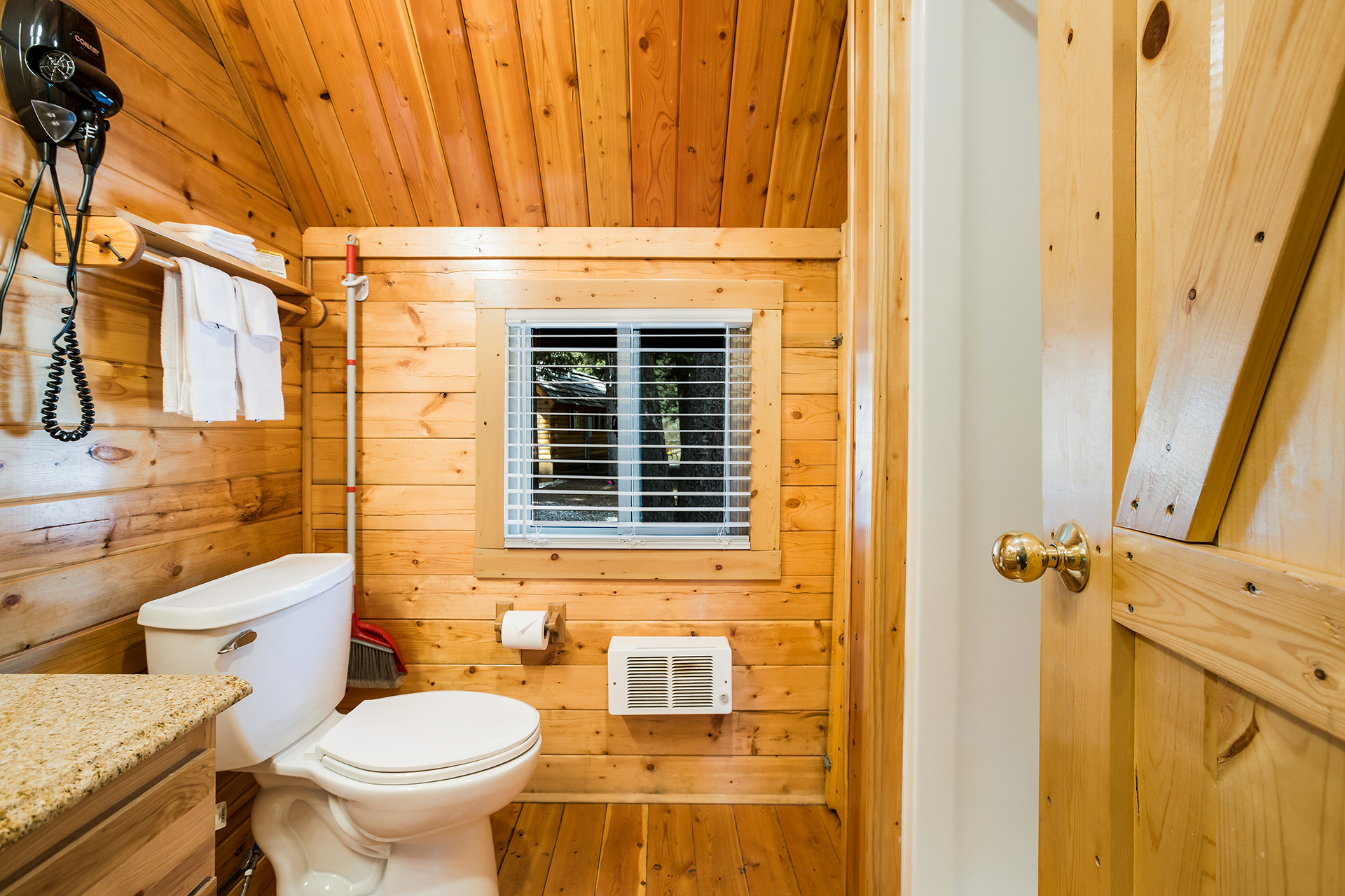 DC303 - Deluxe Cabin, 1 Bedroom (Full Bath with Shower) – Sleeps 4