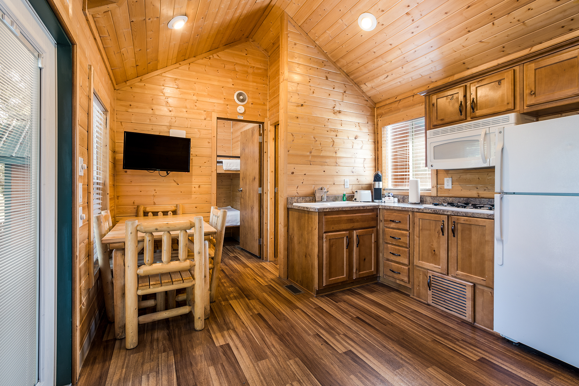 DC306 - Deluxe Cabin, 2 Bedroom (Full Bath with Shower) – Sleeps 6