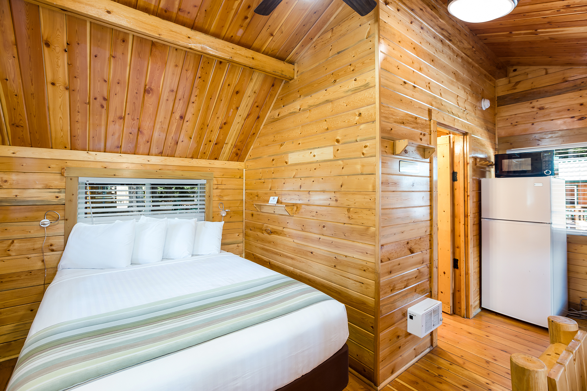 DC303 - Deluxe Cabin, 1 Bedroom (Full Bath with Shower) – Sleeps 4