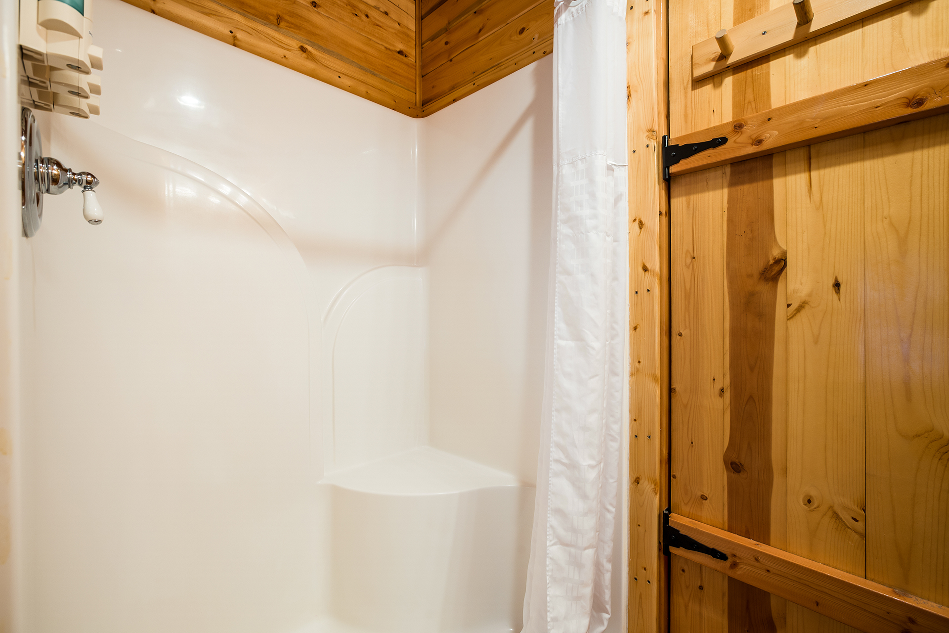 DC303 - Deluxe Cabin, 1 Bedroom (Full Bath with Shower) – Sleeps 4