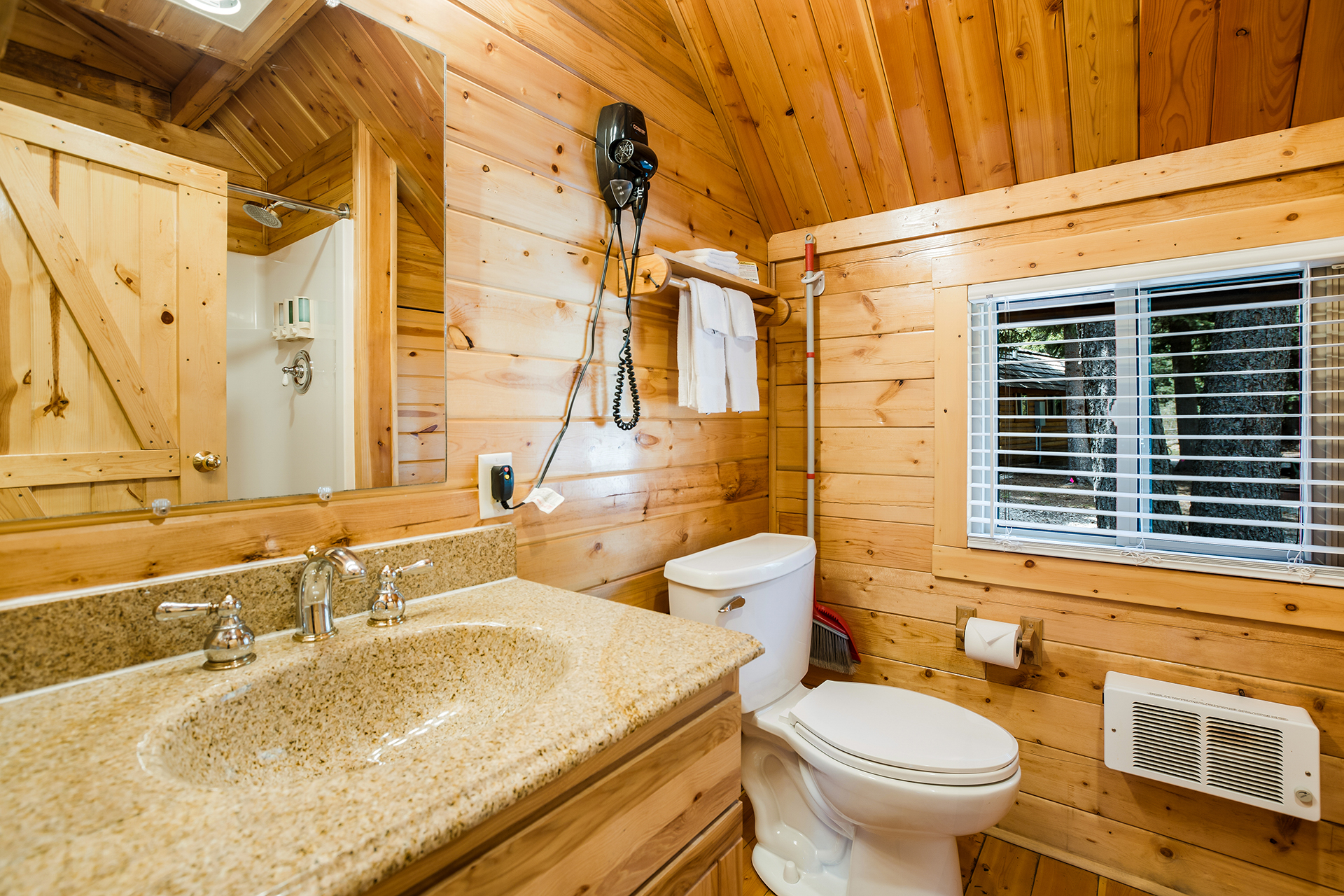 DC303 - Deluxe Cabin, 1 Bedroom (Full Bath with Shower) – Sleeps 4