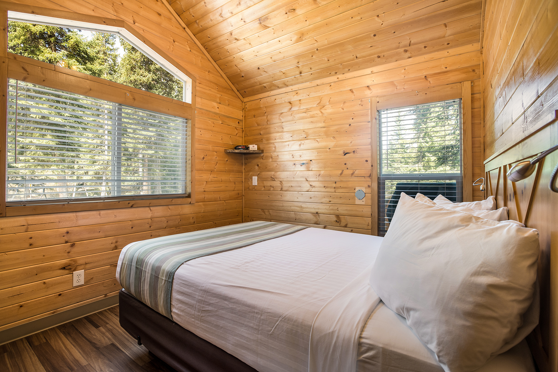 DC306 - Deluxe Cabin, 2 Bedroom (Full Bath with Shower) – Sleeps 6