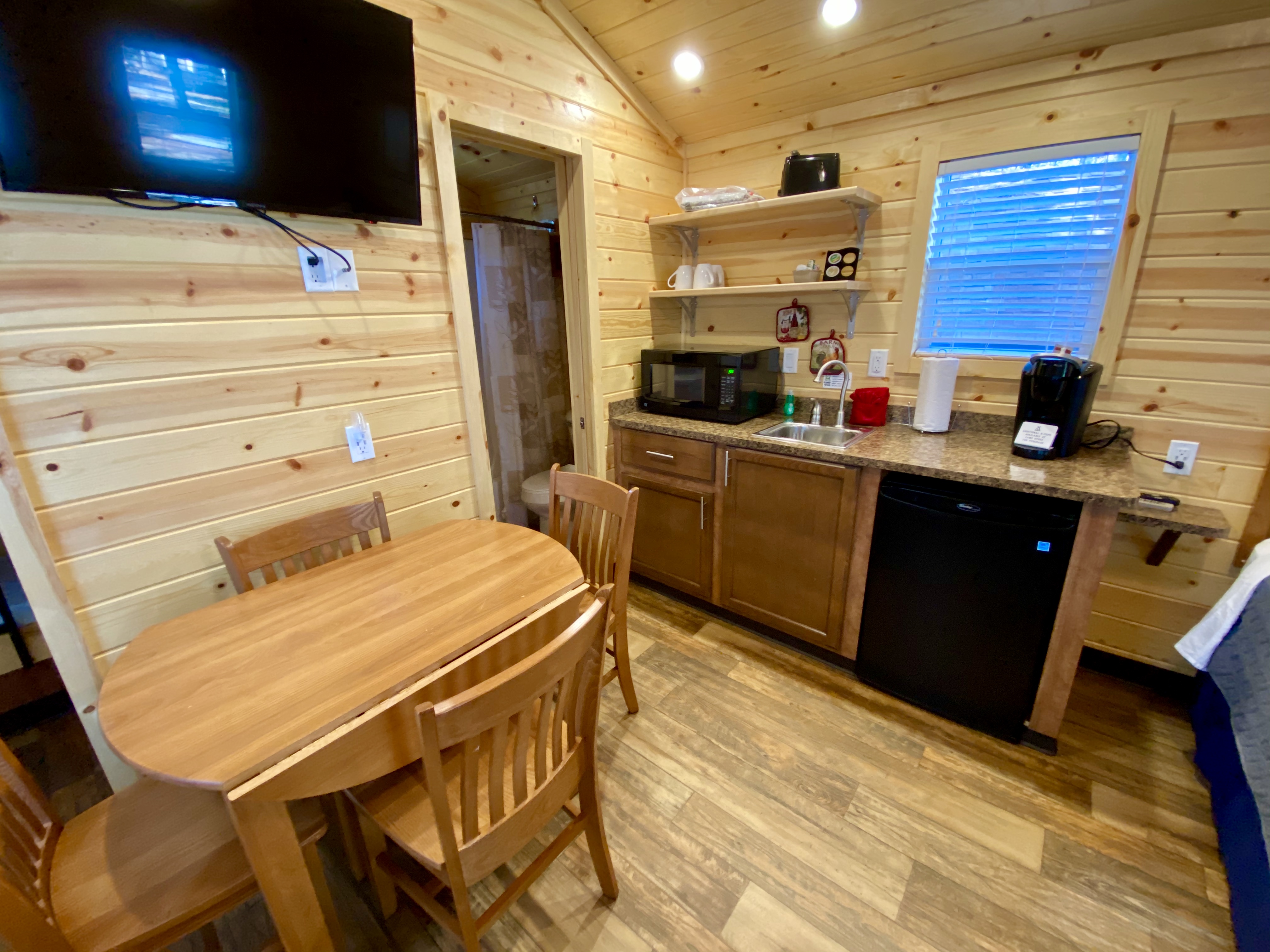 Deluxe Studio (Bunks) Kitchen/Dining Room