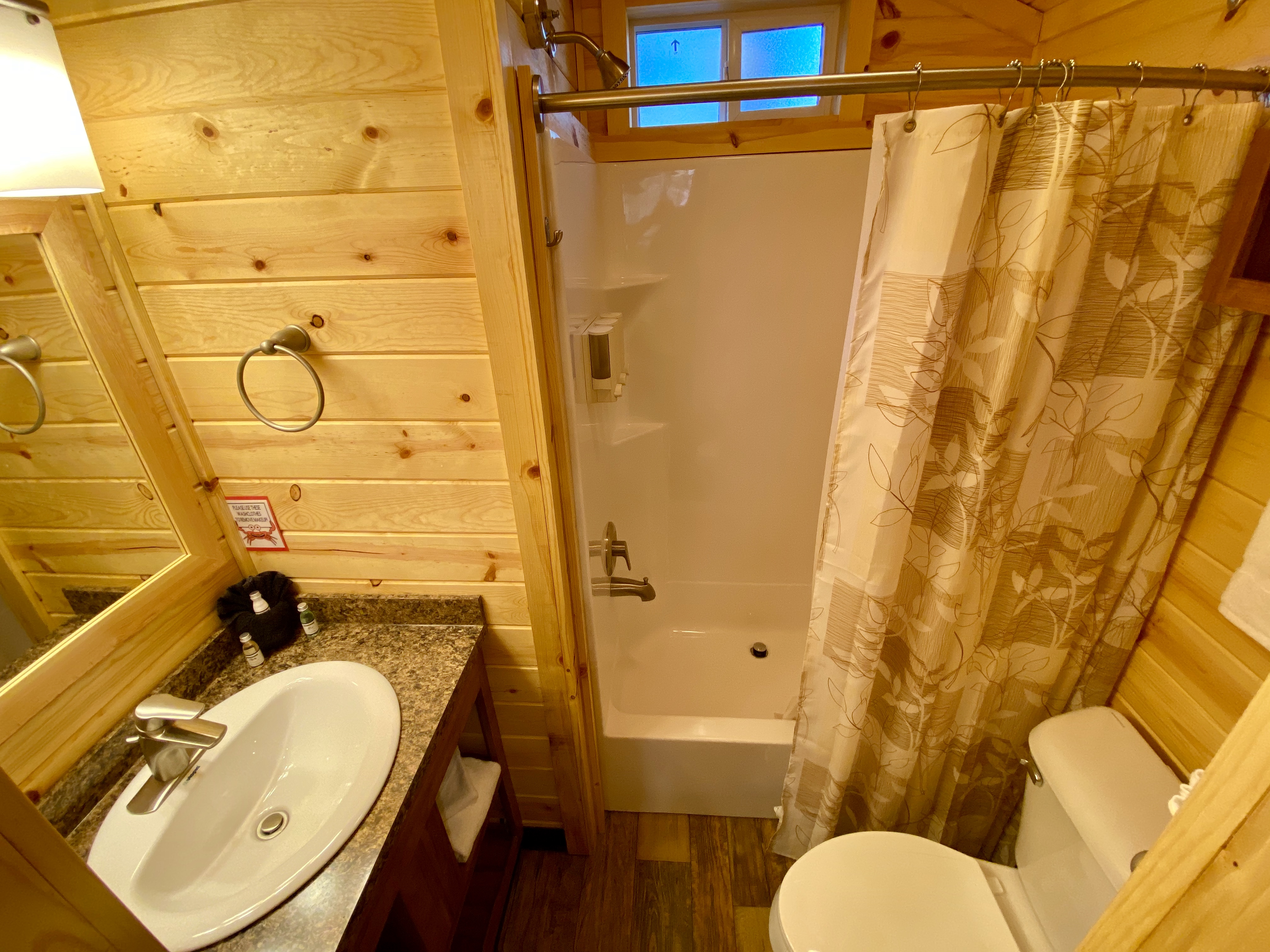 Deluxe Studio (Bunks) Bathroom