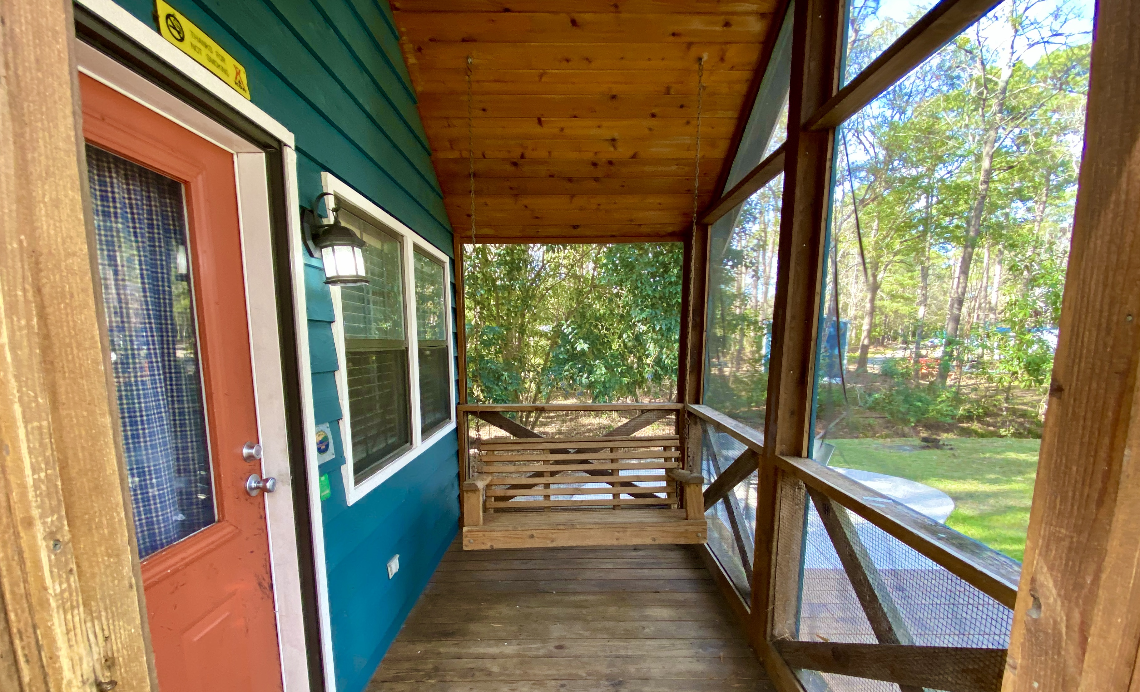Deluxe Cabin Hill Side Entry Porch