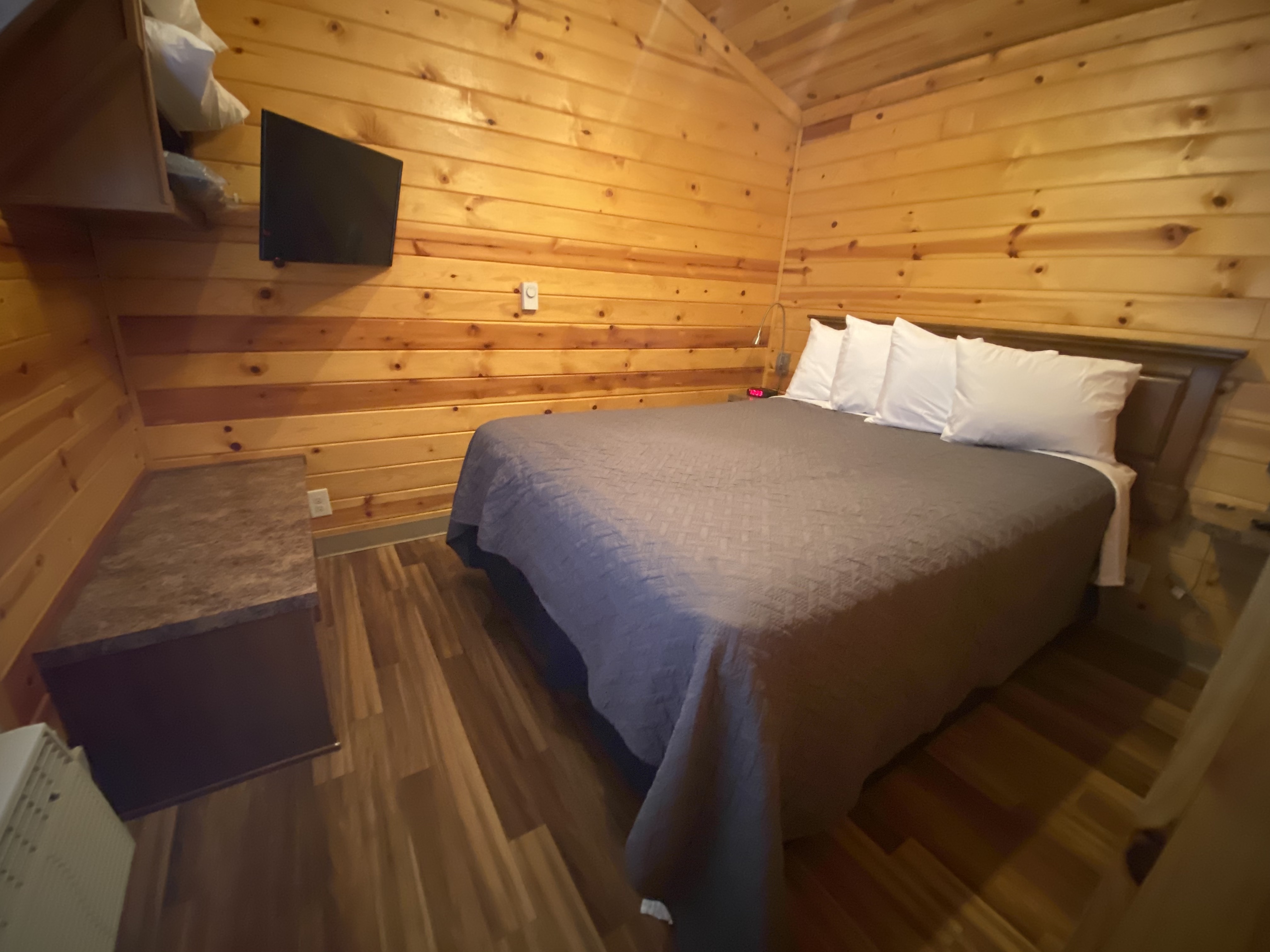 Deluxe Cabin Hill Front Bedroom