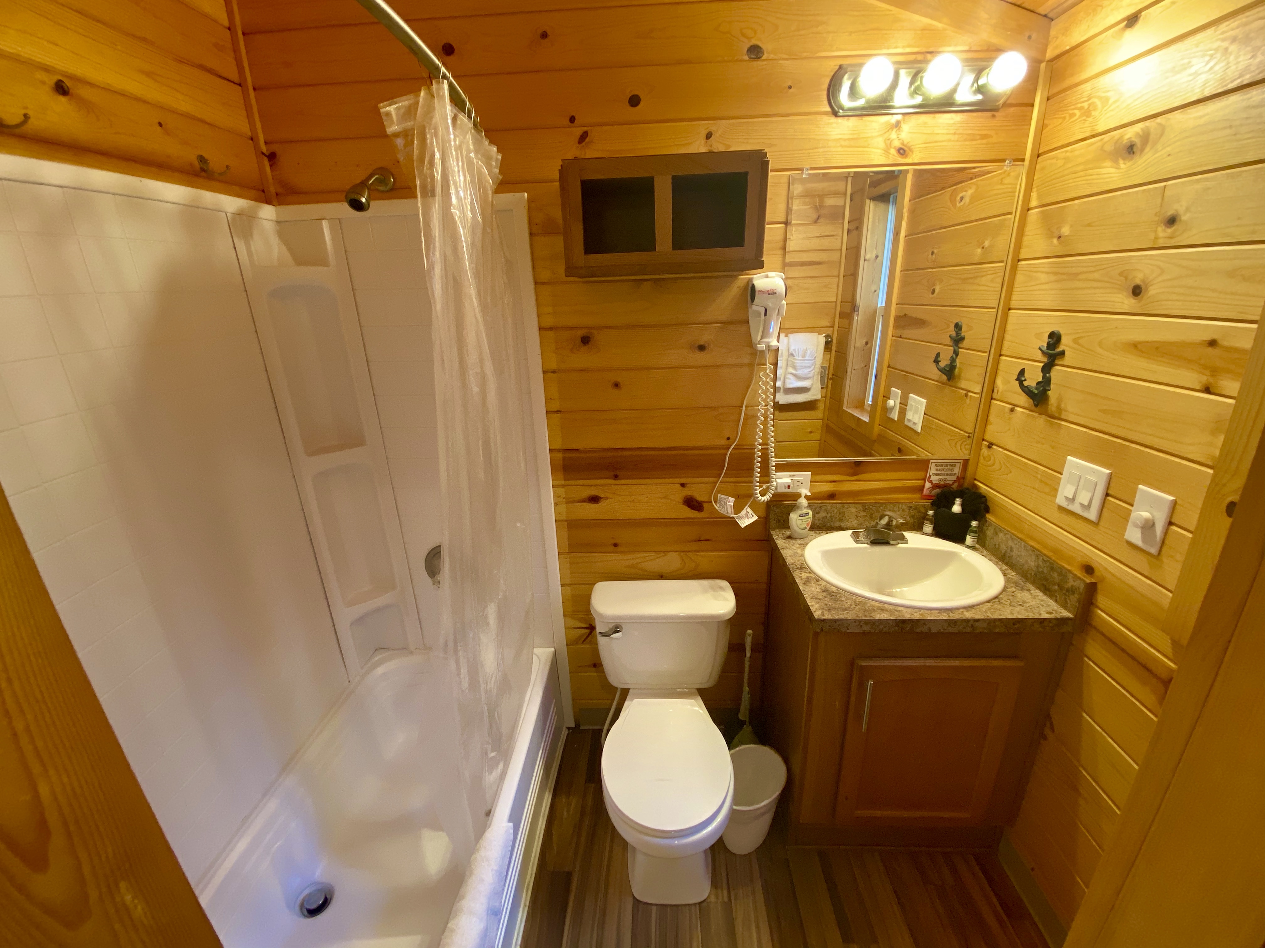 Deluxe Cabin Hill Front Bathroom