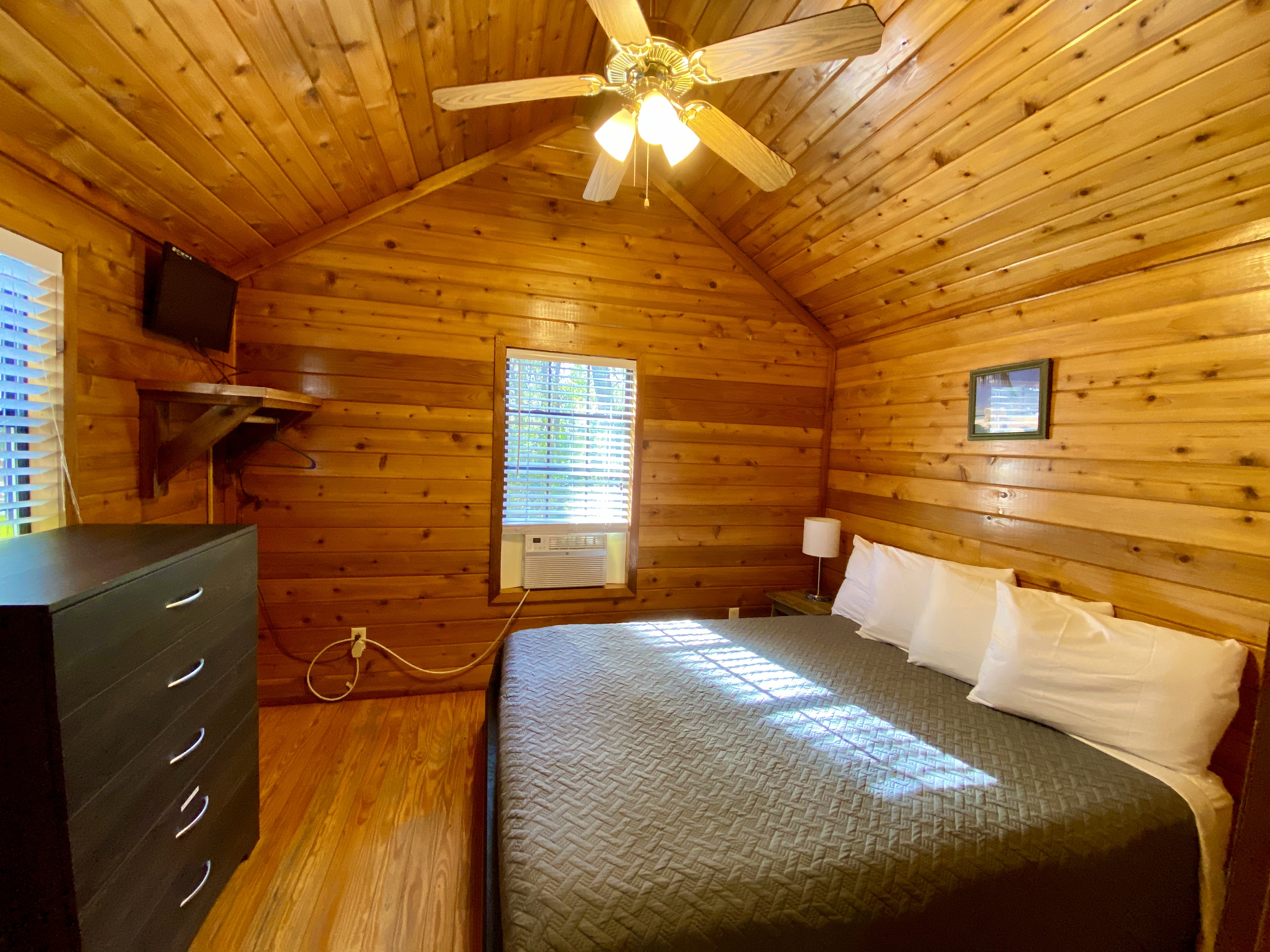Deluxe Cabin Hill Side Entry Bedroom