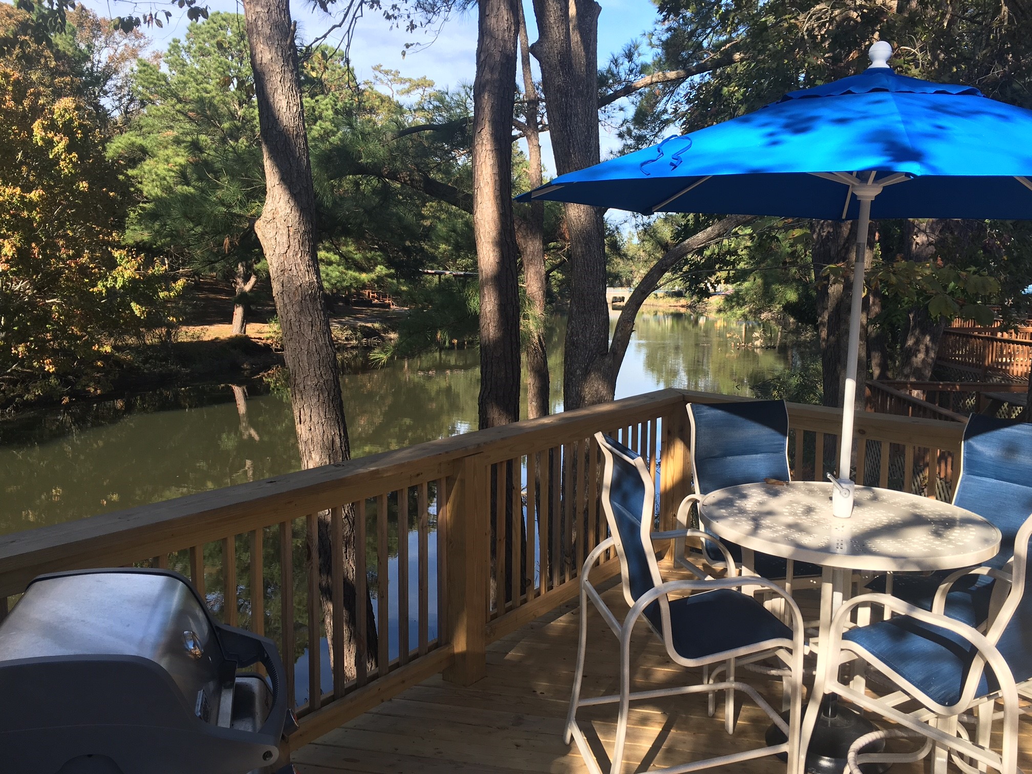 Deluxe Full Hook-Up Patio Site Back In Water Front 300's (Pink) Deck