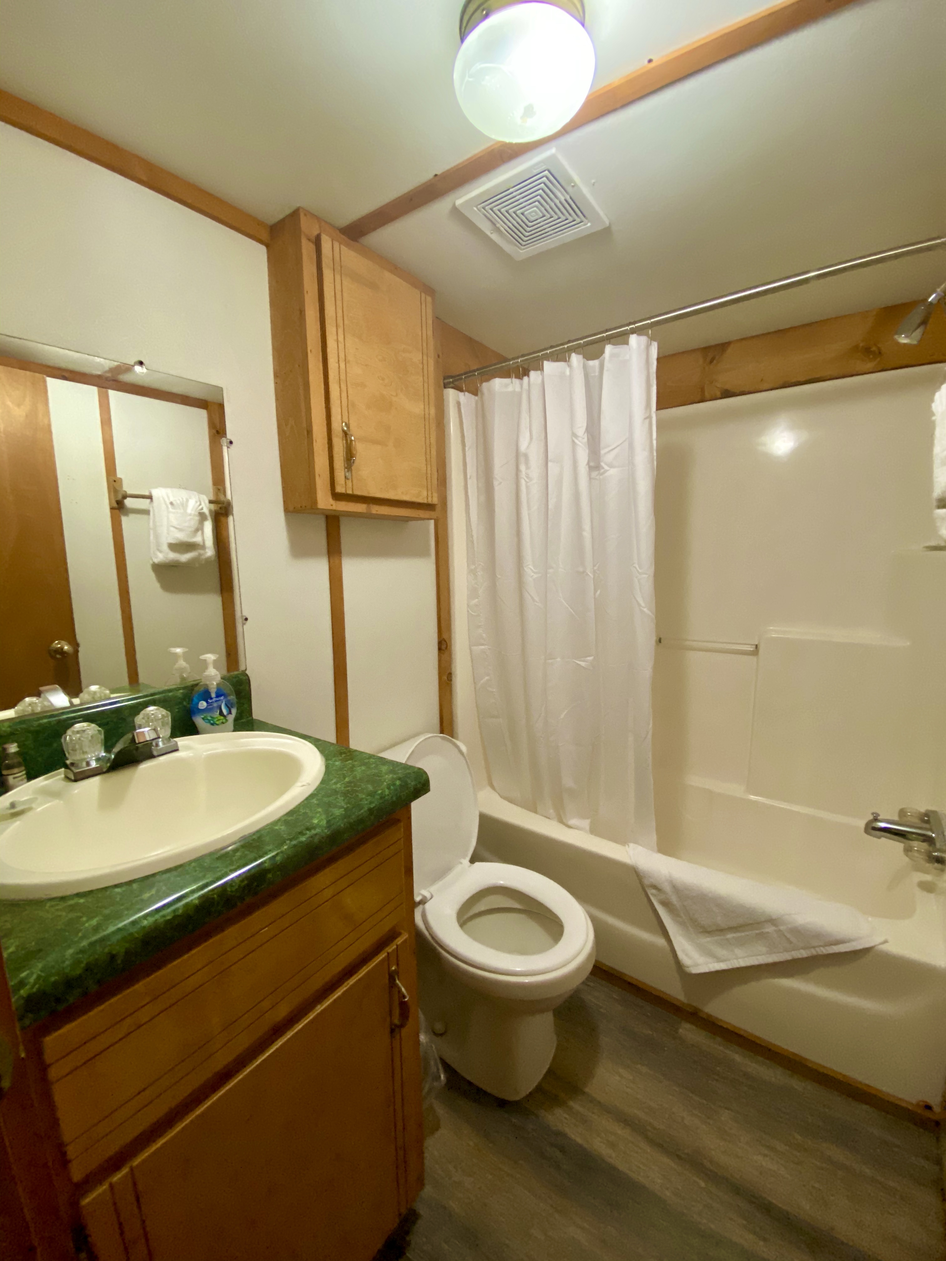 Deluxe Waterfront (6 People) Bathroom