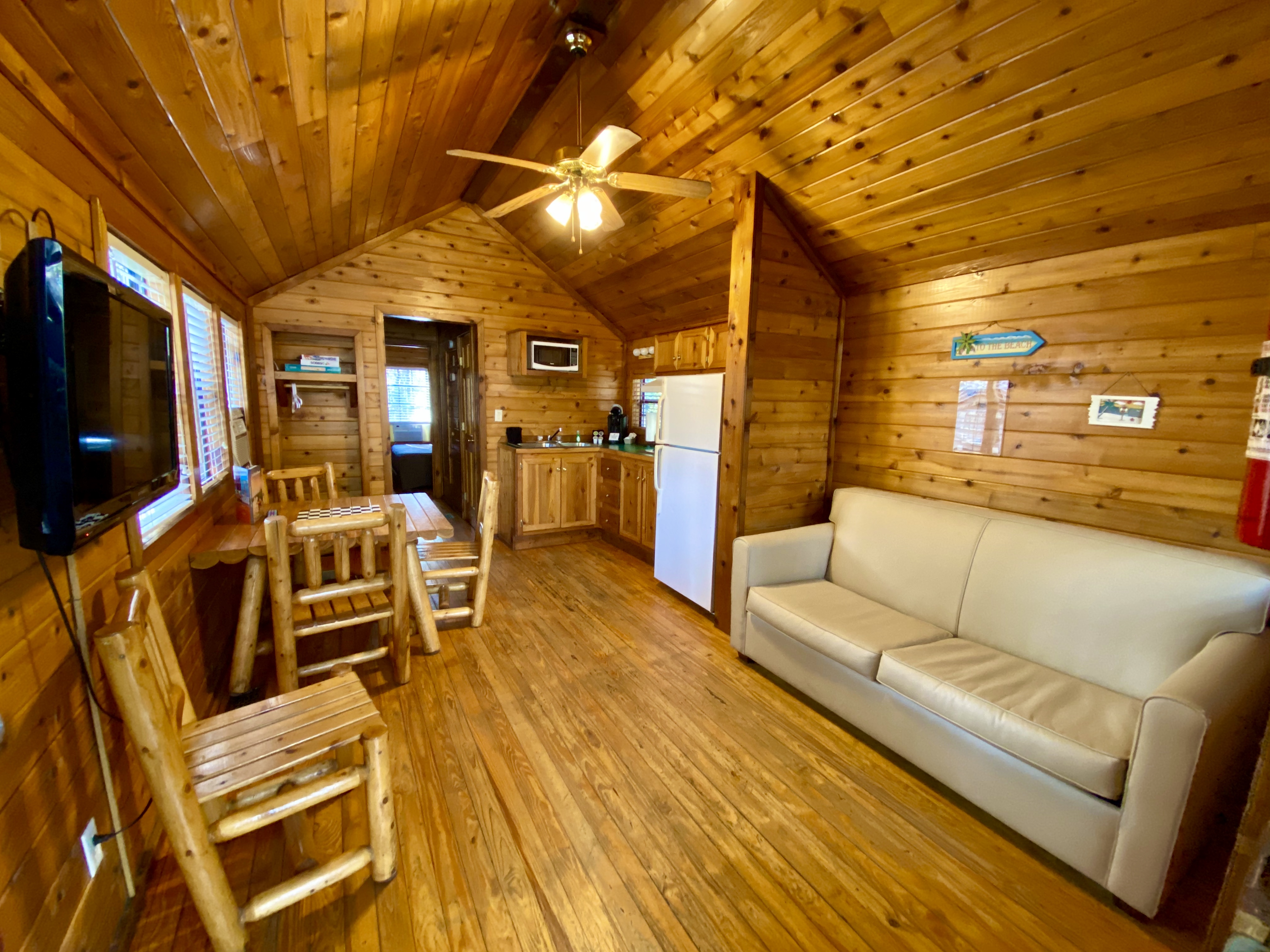 Deluxe Cabin Hill Side Entry Living Room