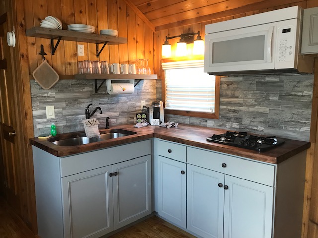 Poolside Deluxe Cabin 33'