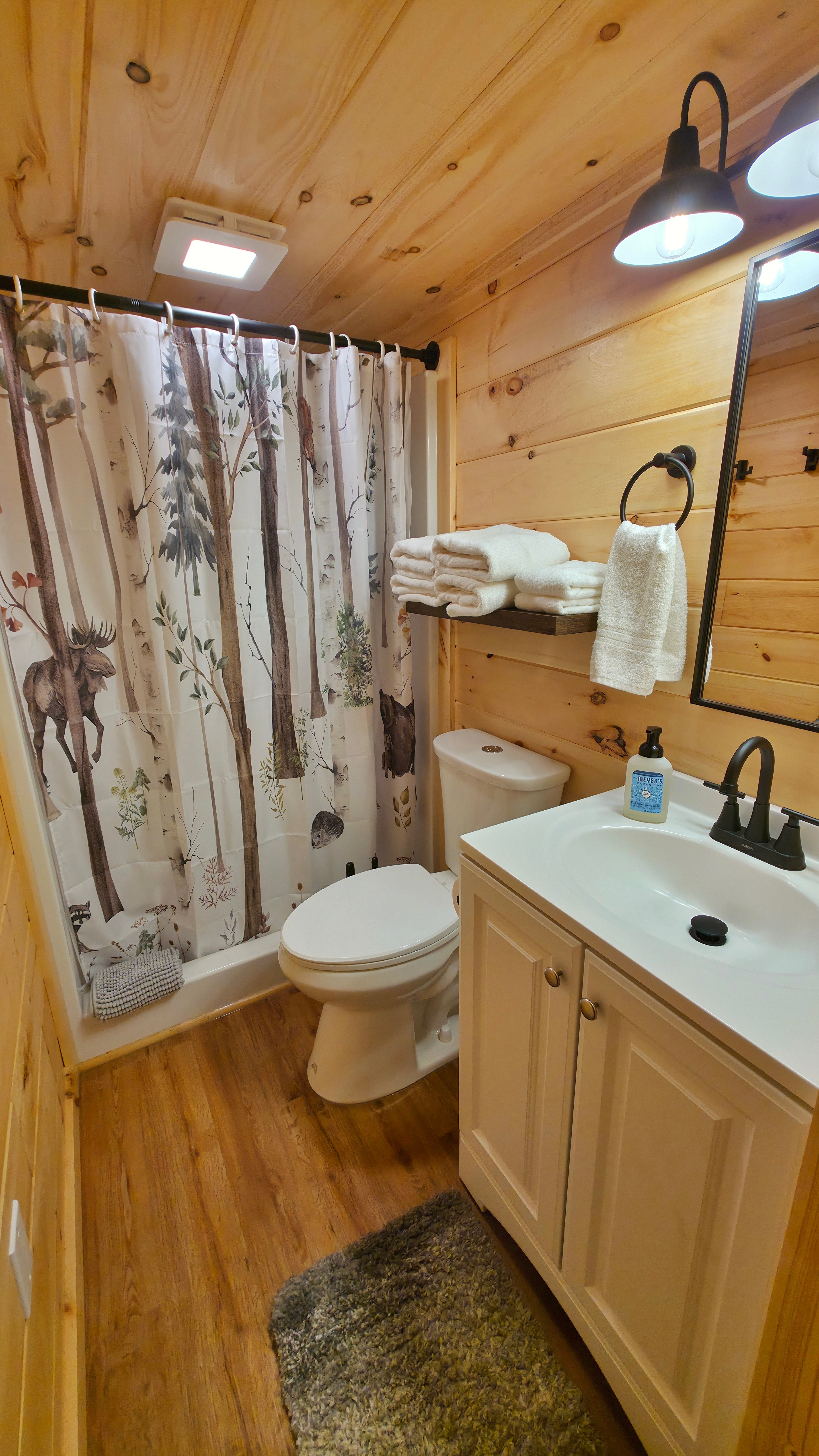 Deluxe Bathroom