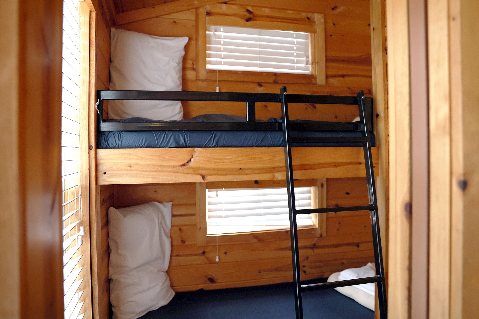 DC P1 - Deluxe Cabin, 2RM, Q+BB Pool - Sleeps 6