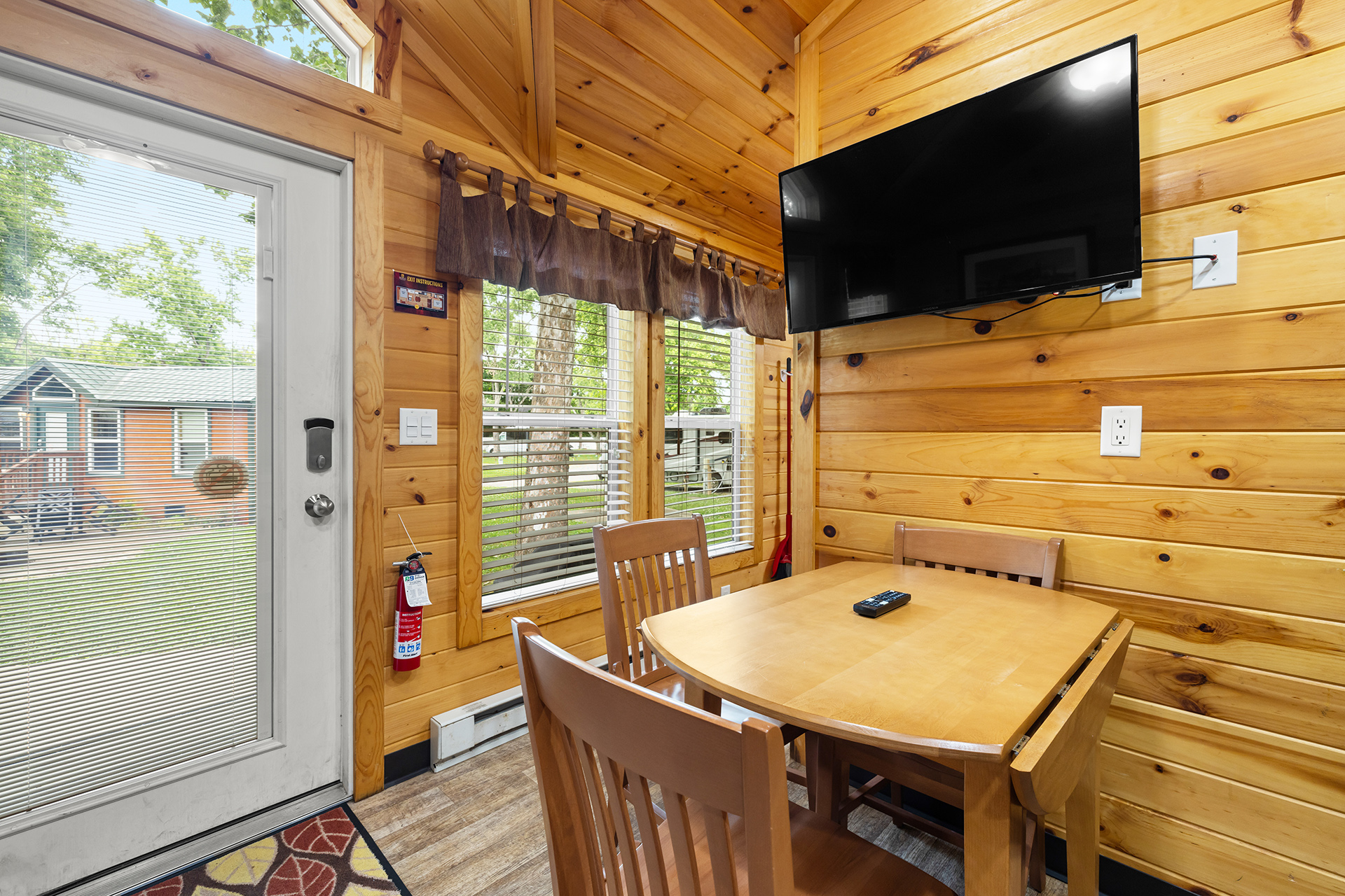 R23 - Deluxe Cabin, 2 Room (Full Bath & Half Bath) – Sleeps 6