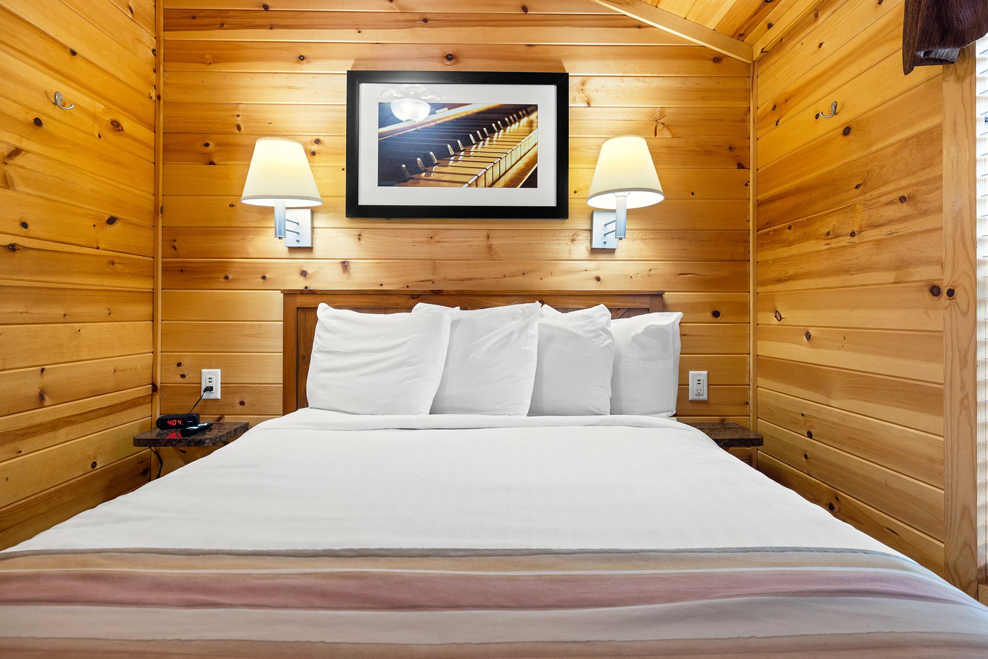 R23 - Deluxe Cabin, 2 Room (Full Bath & Half Bath) – Sleeps 6