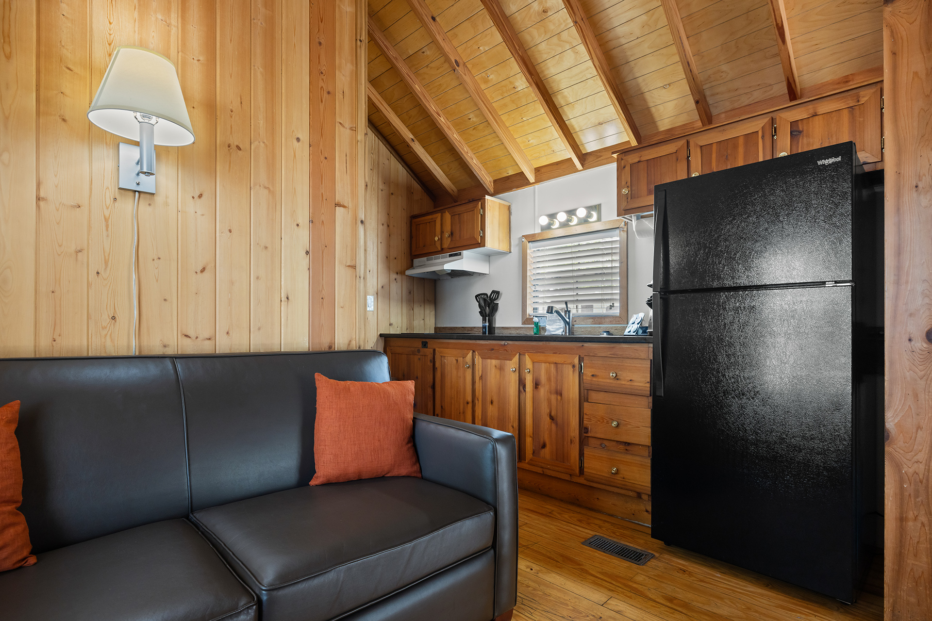 Z15 - Deluxe Cabin, 1 Room with Patio (Full Bath with Tub & Shower) – Sleeps 6