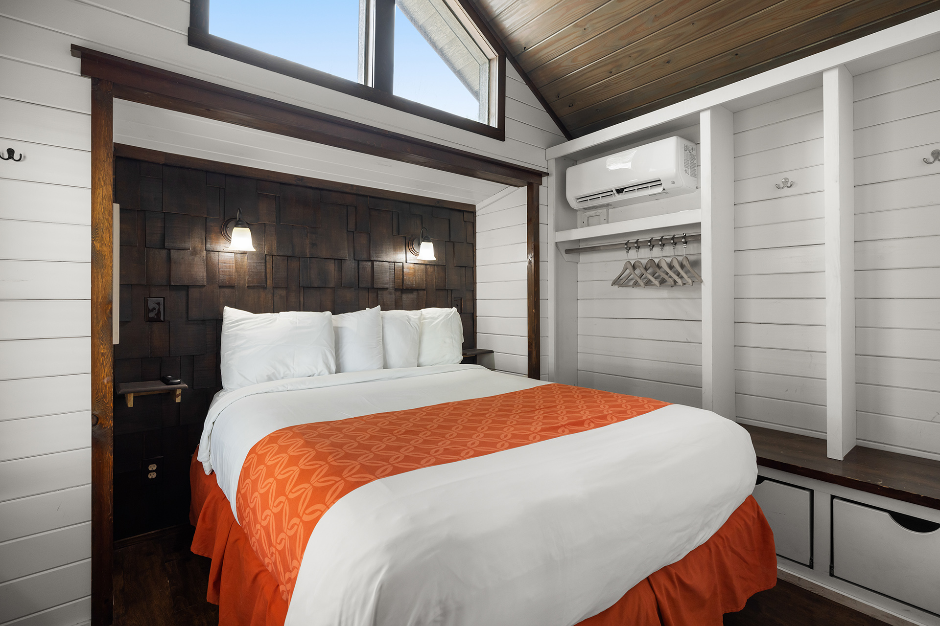 U37 - Deluxe Cabin, 1 Room with Triple Bunk and KOA Paw Pen (Full Bath with Shower) - Sleeps 7