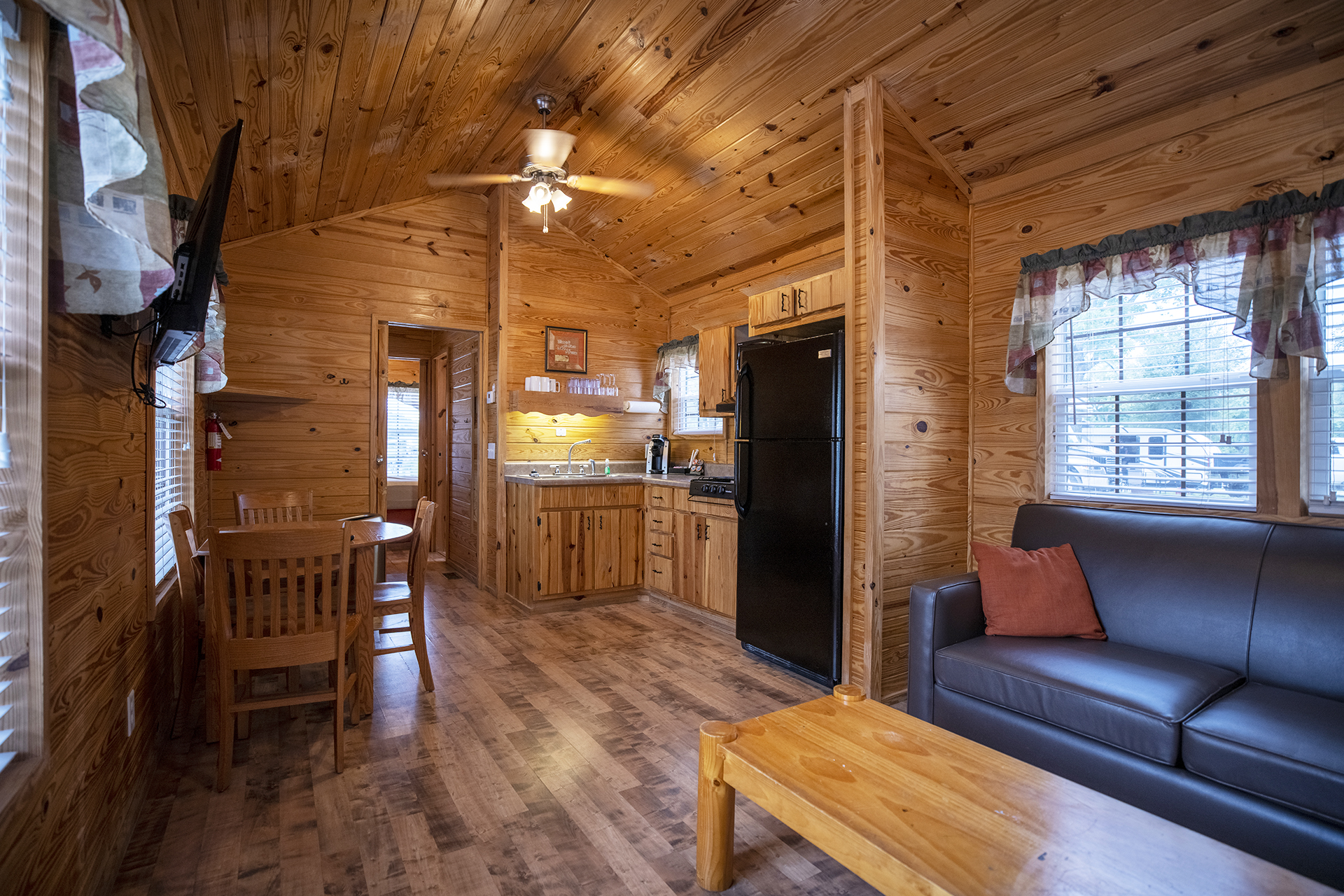 DC X10 (507) - Deluxe Cabin, 1 Room, Q+BB - Sleeps 6
