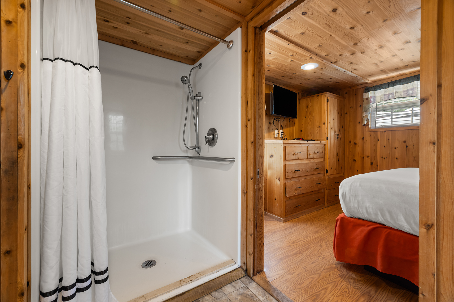 T01 - Deluxe Cabin, 1 Room with Loft (Full Bath with Shower) Accessible – Sleeps 6