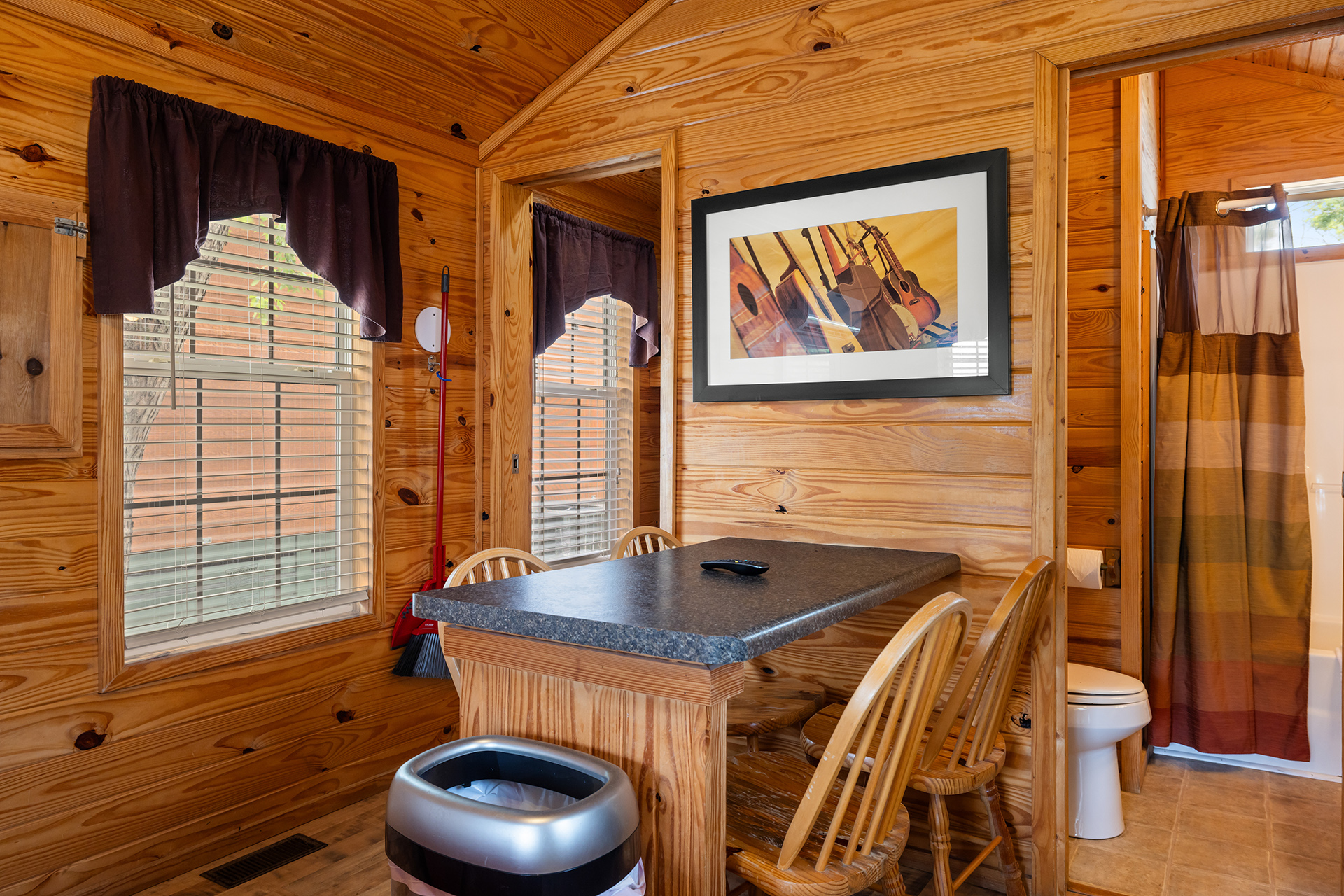 X11 - Deluxe Cabin, Studio with KOA Patio® (Full Bath with Tub & Shower) – Sleeps 4