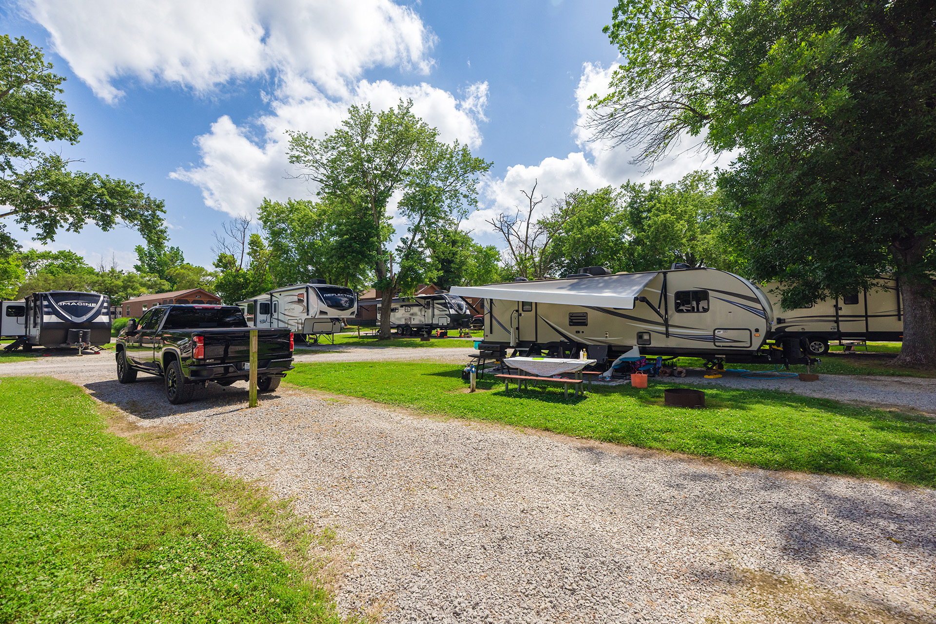 V28_Pull-Thru 50 AMPS FHU (Extra-Parking)