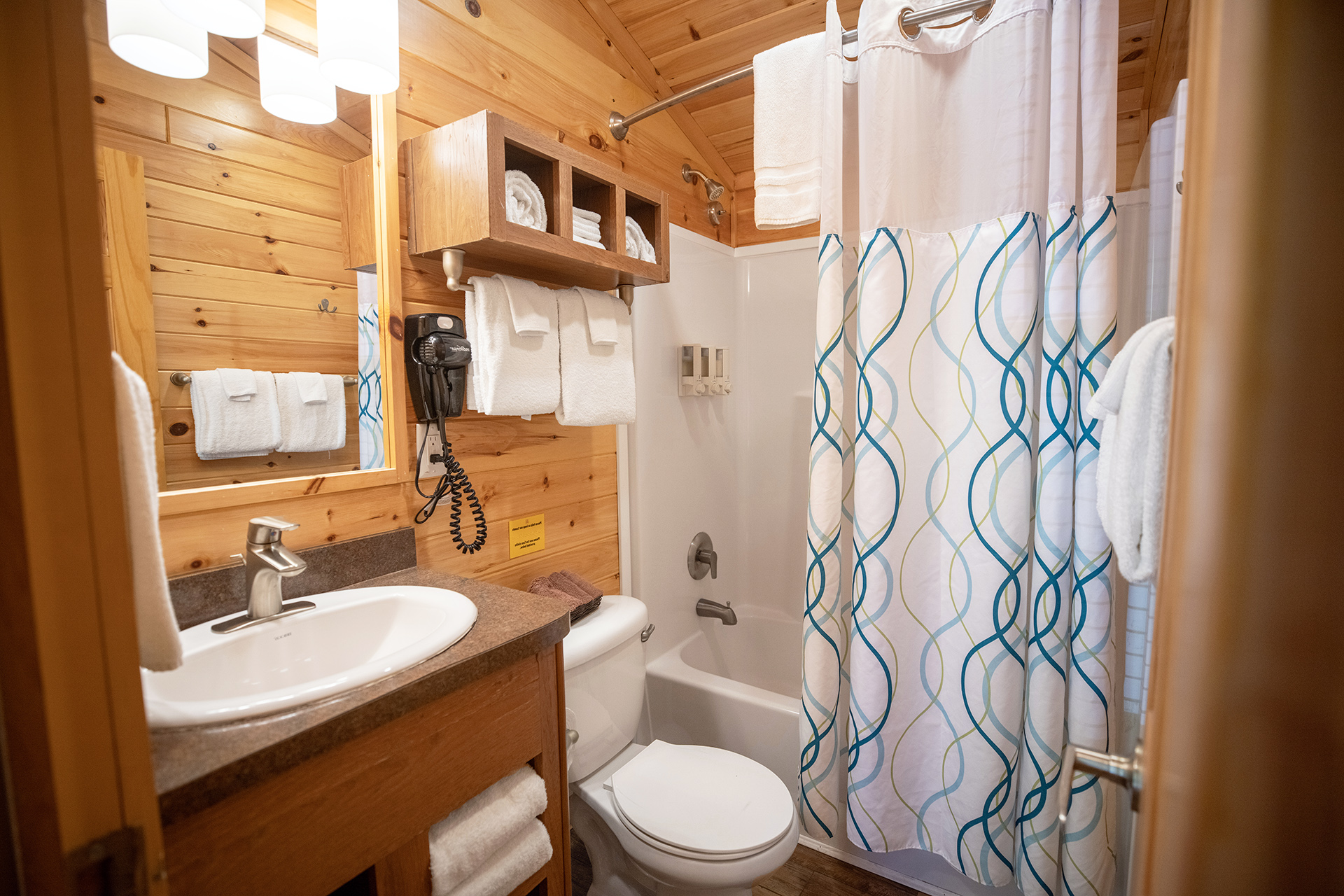 DC R2 - Deluxe Cabin, 2RM, 2Q - Sleeps 6
