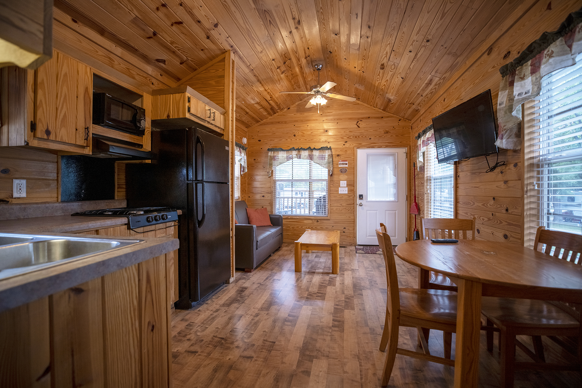 DC X10 (507) - Deluxe Cabin, 1 Room, Q+BB - Sleeps 6
