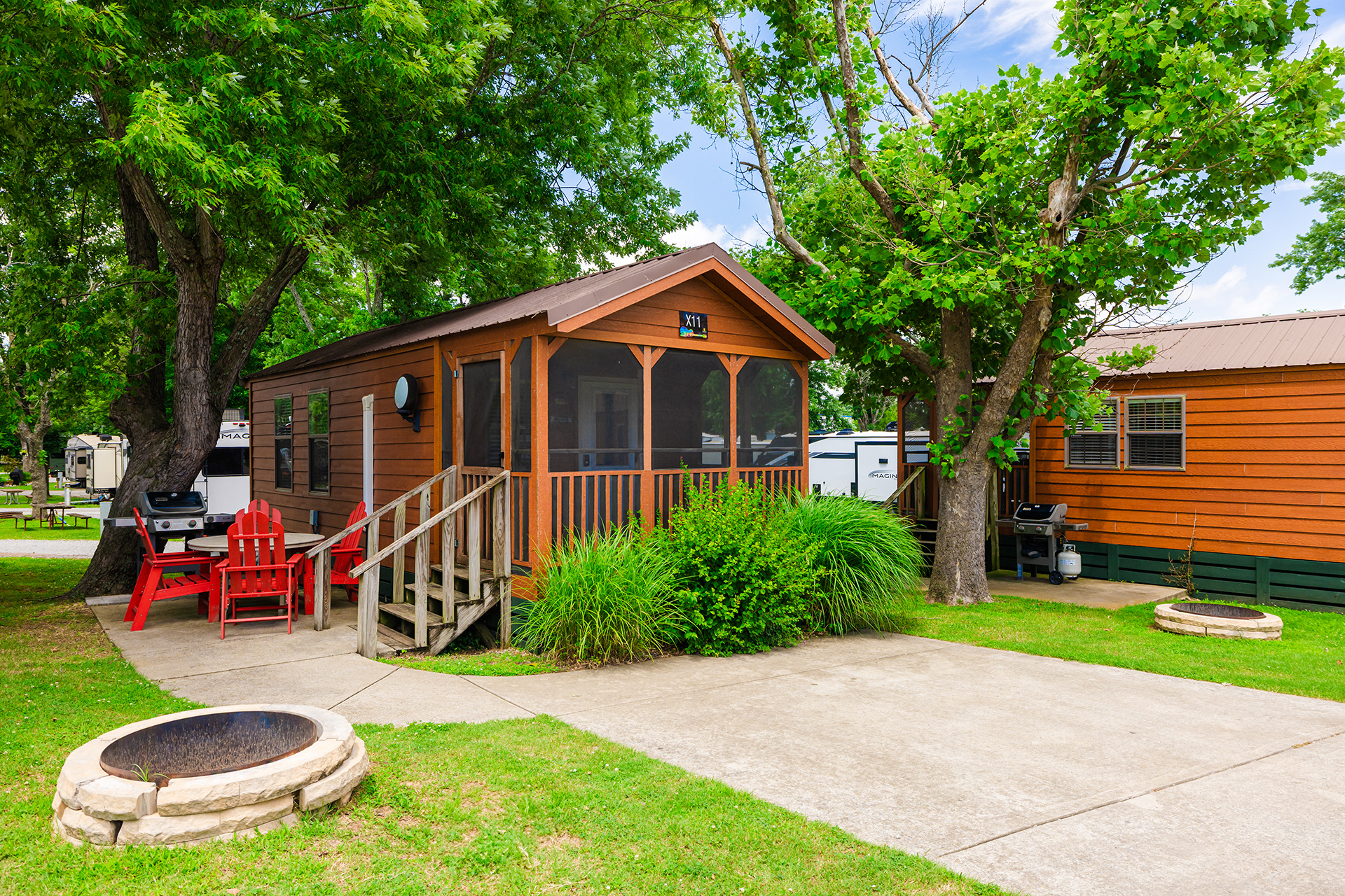 X11 - Deluxe Cabin, Studio with KOA Patio® (Full Bath with Tub & Shower) – Sleeps 4
