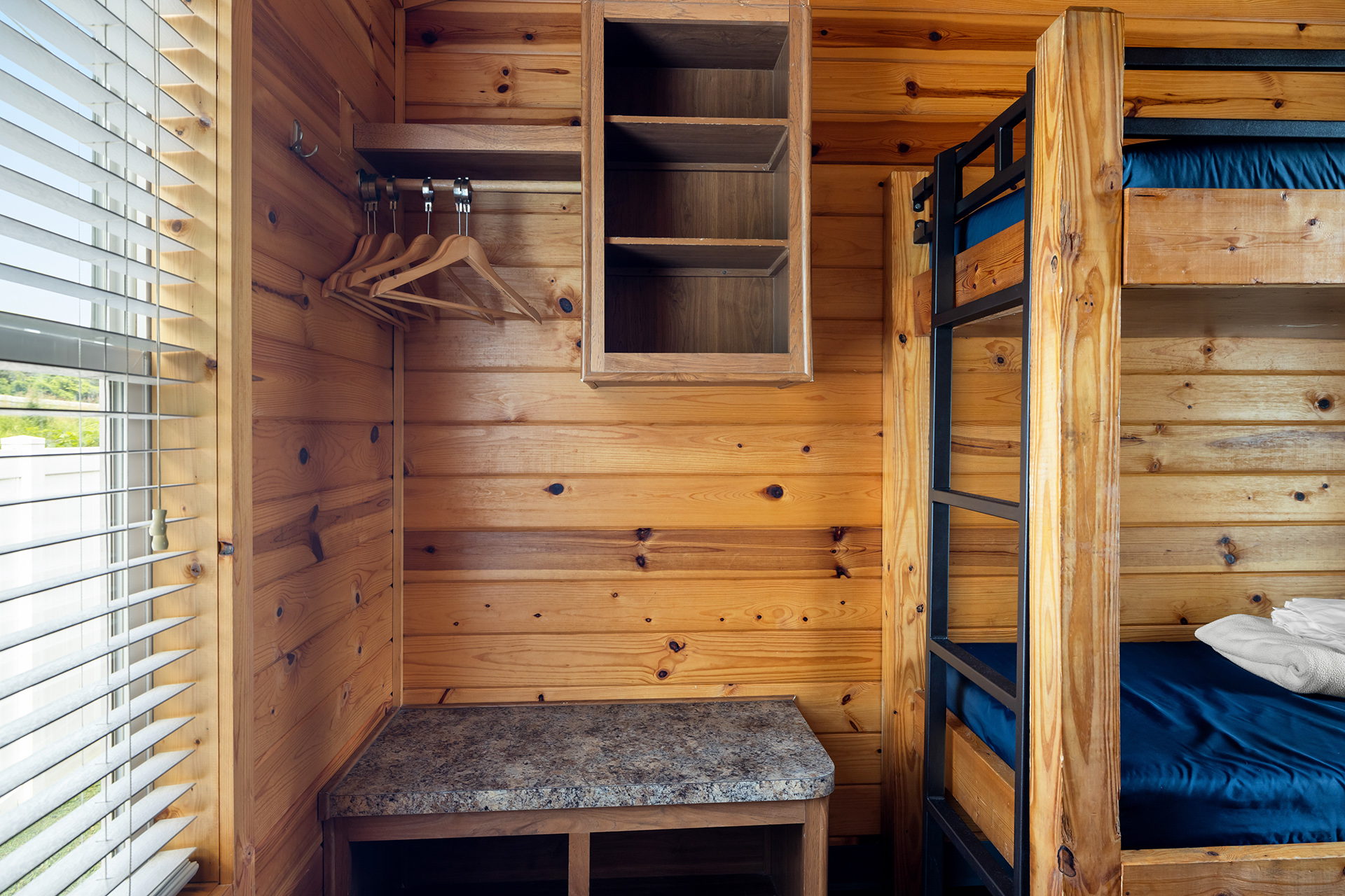 C27 - Deluxe Cabin, 2 Room (Full Bath with Tub & Shower) – Sleeps 8