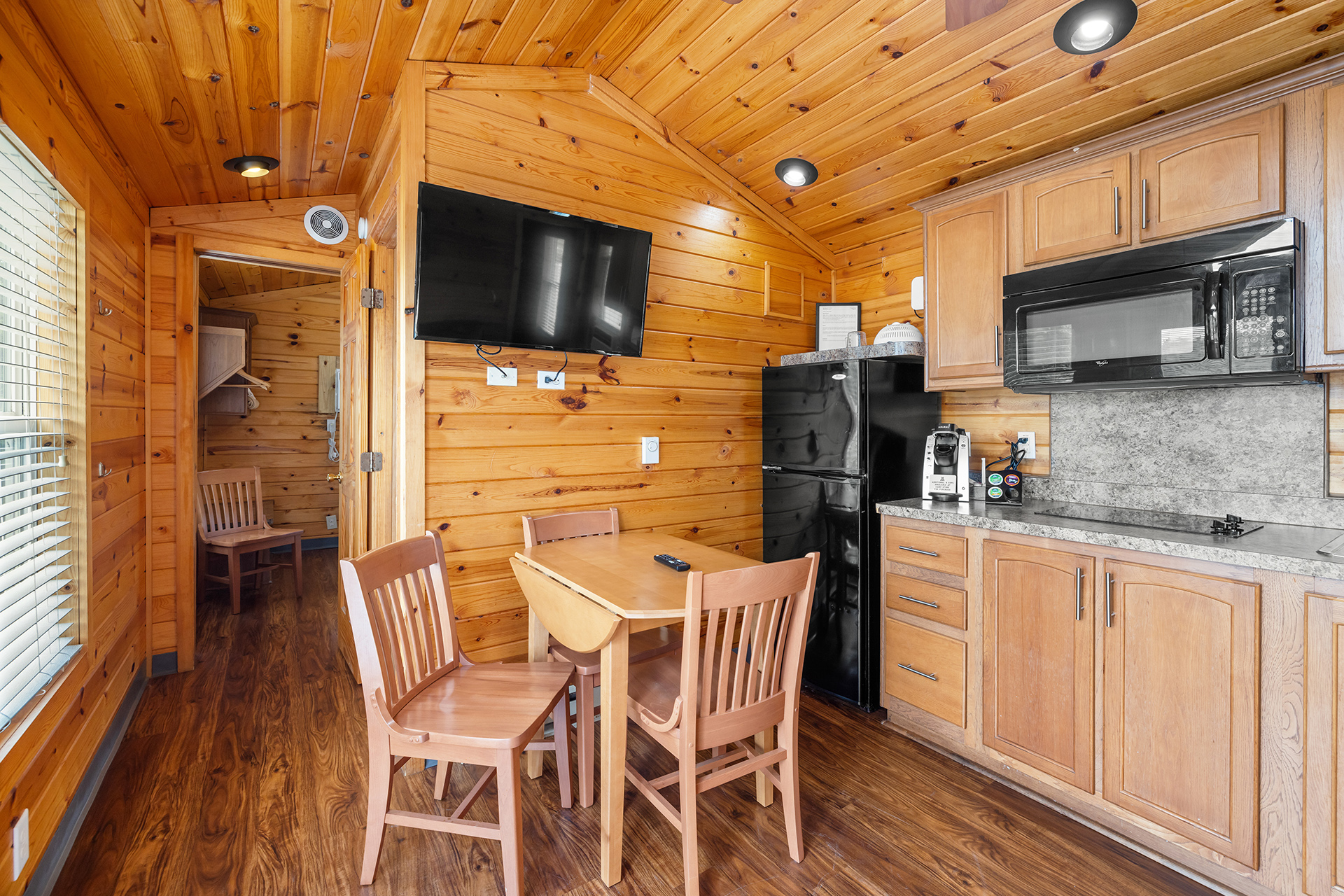C27 - Deluxe Cabin, 2 Room (Full Bath with Tub & Shower) – Sleeps 8