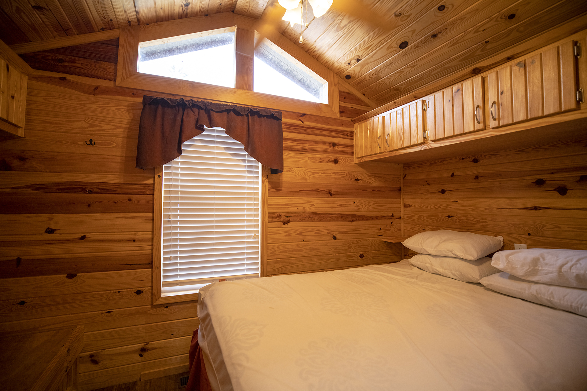 DC X14 (503) - Deluxe Cabin, 2RM, Q+BB+F - Sleeps 8
