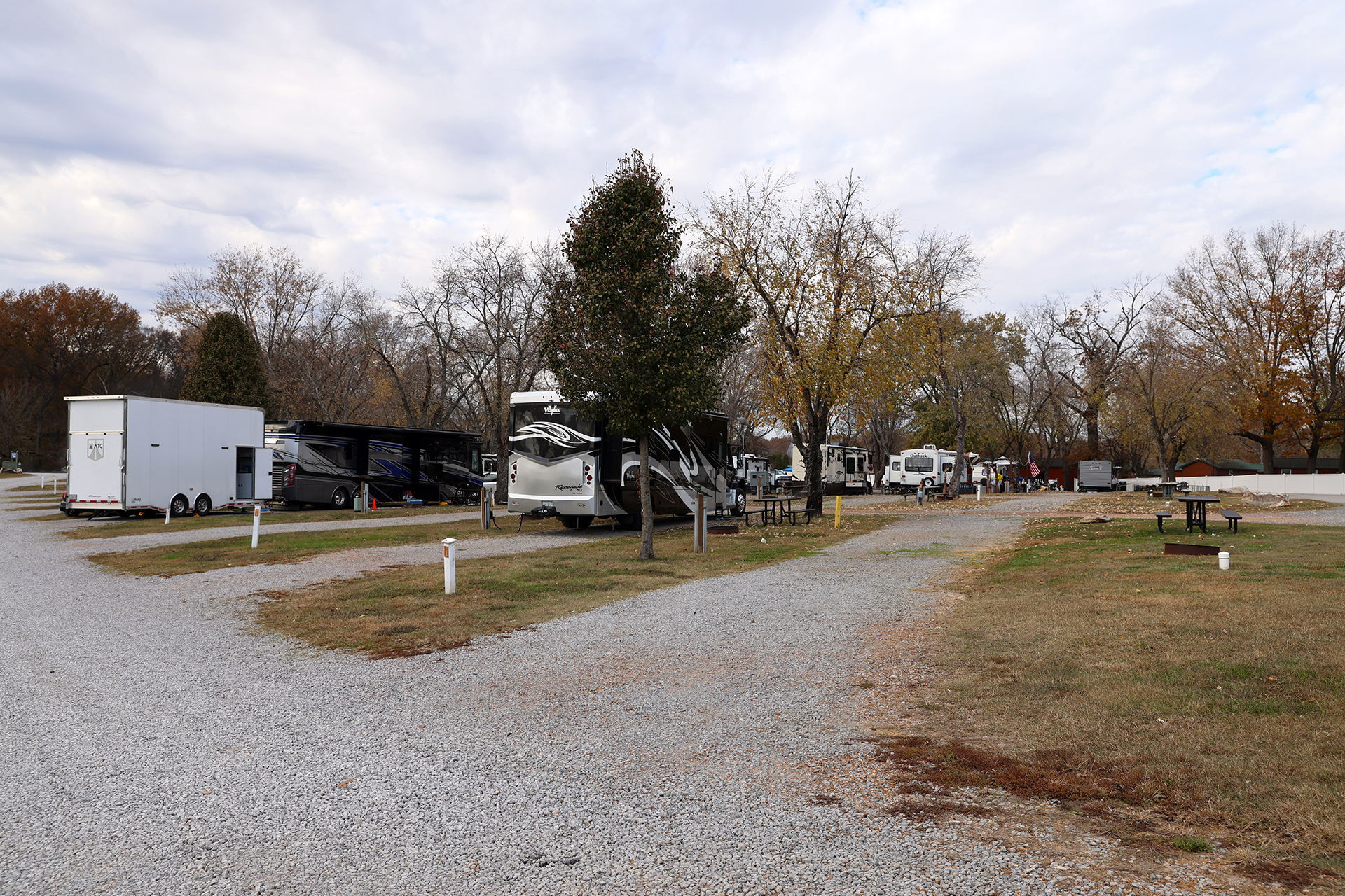 RV W11 (425), Pull-Thru 50/30 AMPS FHU, Xtra-Long