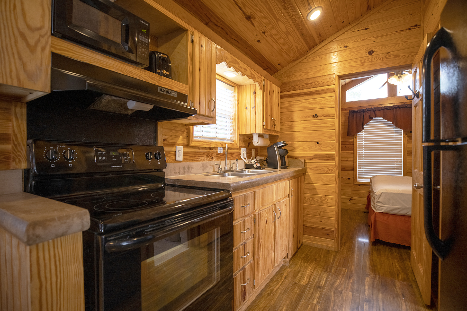 DC X14 (503) - Deluxe Cabin, 2RM, Q+BB+F - Sleeps 8