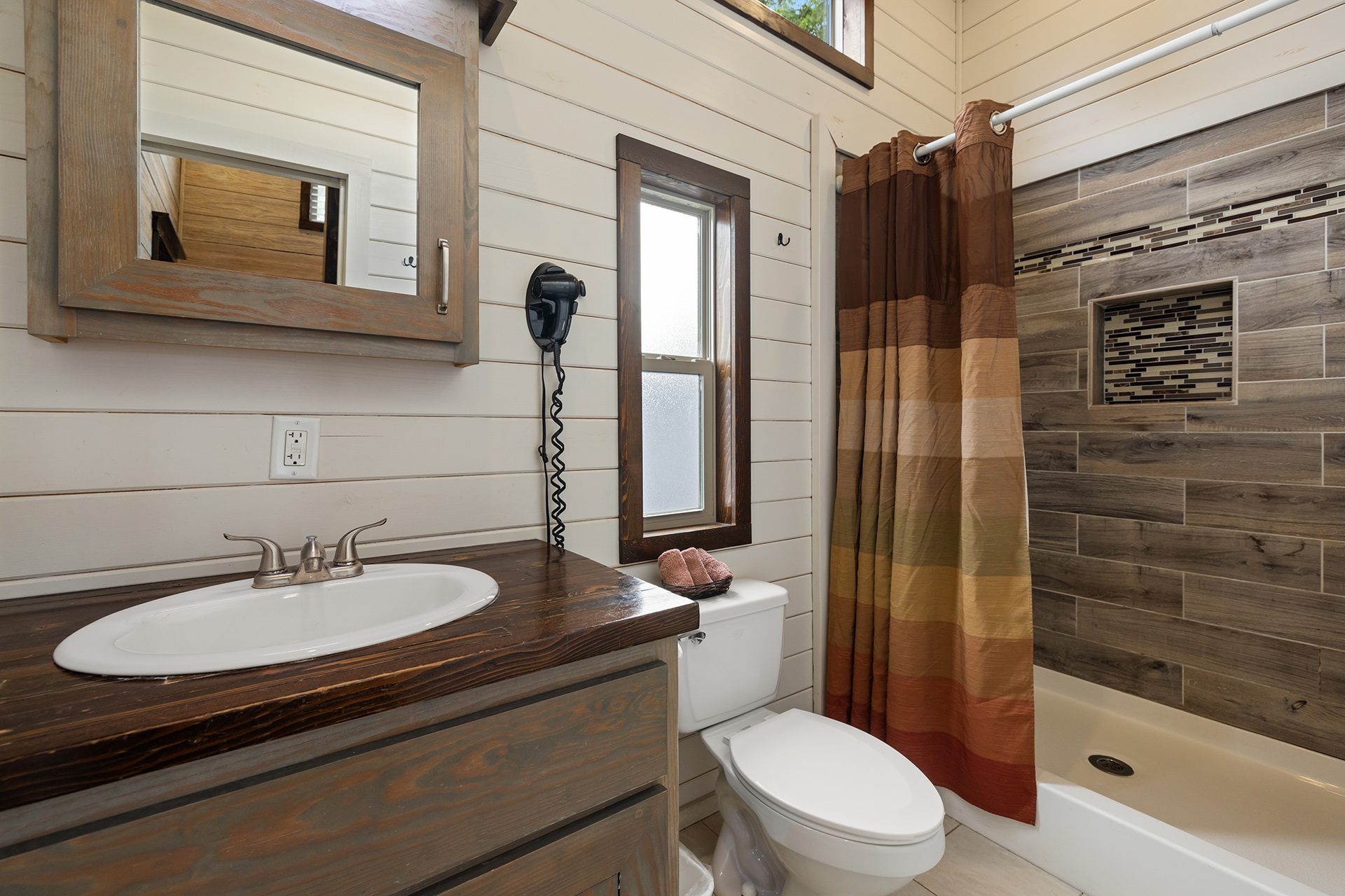 U37 - Deluxe Cabin, 1 Room with Triple Bunk and KOA Paw Pen (Full Bath with Shower) - Sleeps 7